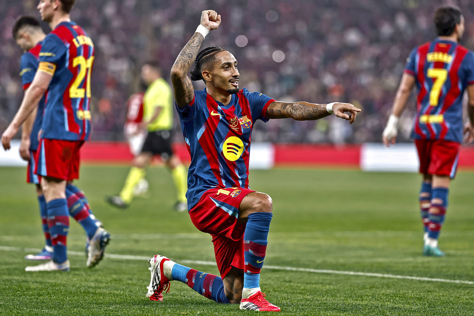 Raphinha celebra el cuarto tanto.