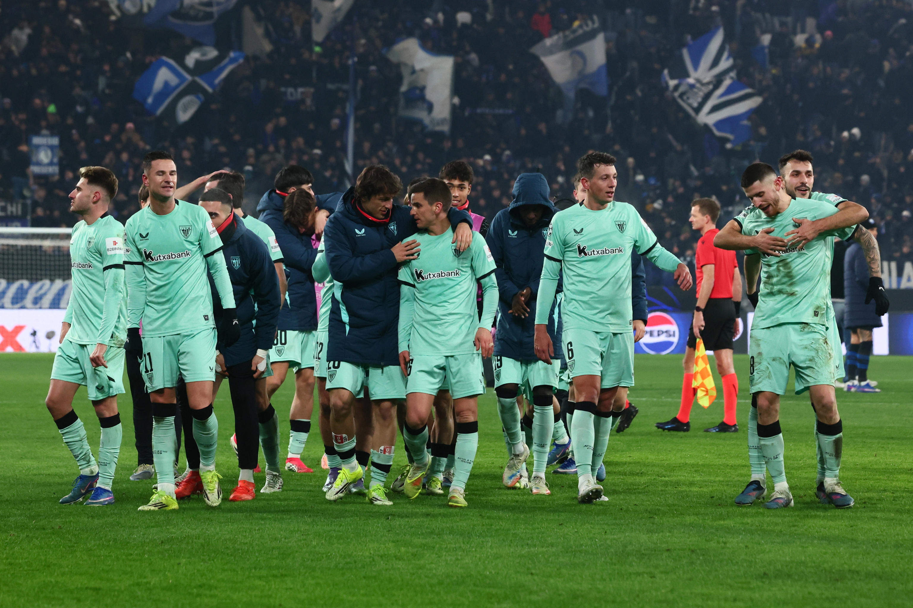 BERGAMO (Italy), 21/01/2026.- Athletic Club's players celebrate at the end of the UEFA Champions League soccer match between Atalanta BC and Athletic Club at the Bergamo Stadium in Bergamo, Italy, 21 January 2026. (Liga de Campeones, Italia) EFE/EPA/MICHELE MARAVIGLIA
