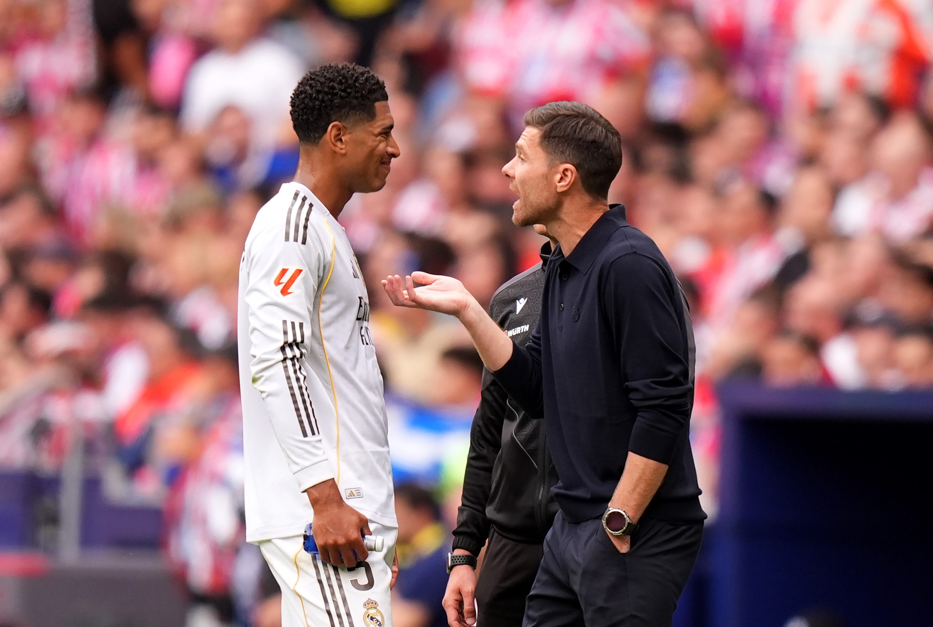 MADRID, SPAIN - SEPTEMBER 27: Xabi Alonso, Head Coach of Real Madrid, gives instructions to Jude Bellingham during the LaLiga EA Sports match between Atletico de Madrid and Real Madrid CF at Riyadh Air Metropolitano on September 27, 2025 in Madrid, Spain. (Photo by Angel Martinez/Getty Images)
PUBLICADA 28/09/25 NA MA12 4COL 
PUBLICADA 03/10/25 NA MA03 2COL