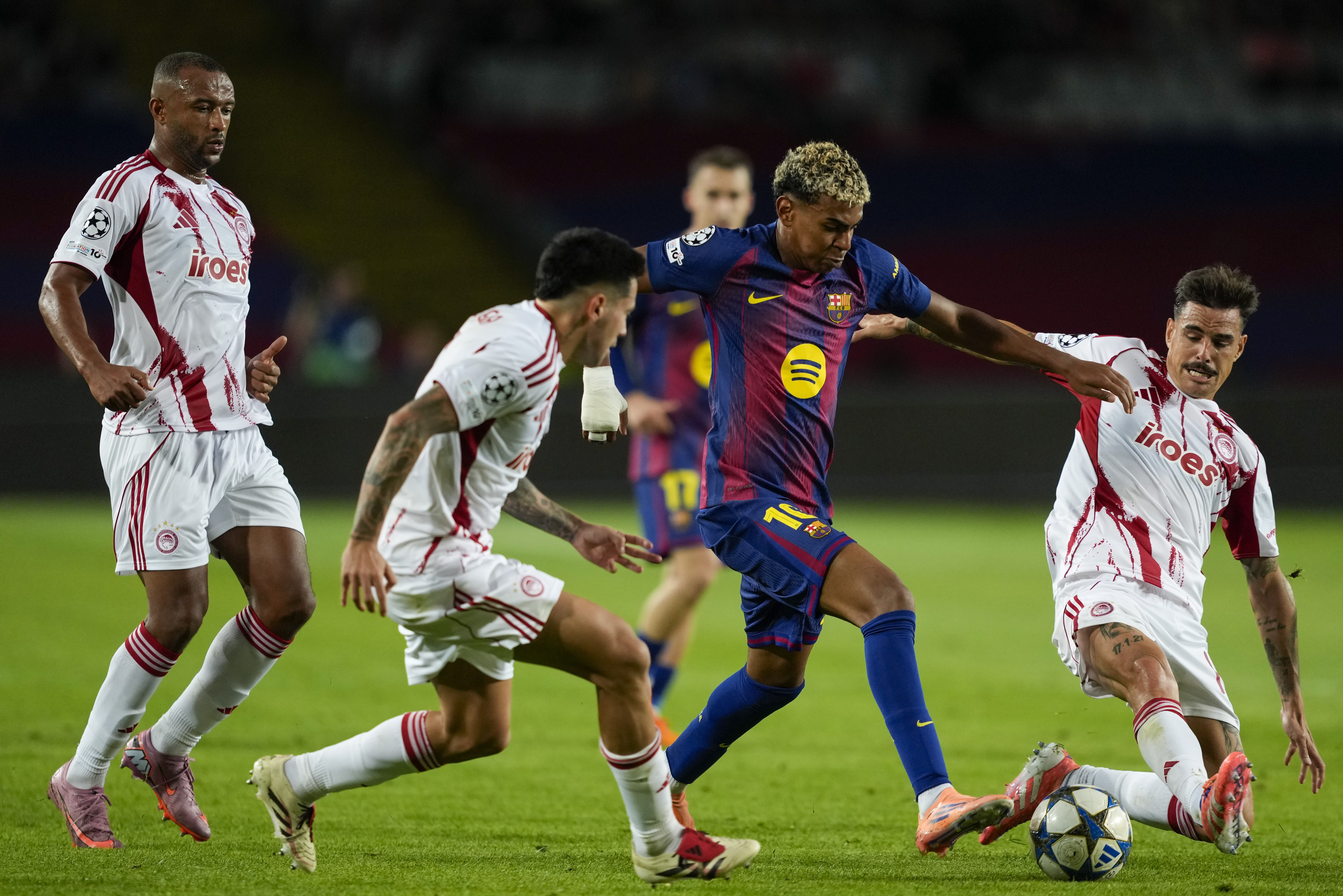 BARCELONA, 21/10/2025.- El delantero del Barcelona Lamine Yamal (2d) controla el balón ante el jugador de Olympiacos Dani García (dcha), durante el partido de la jornada 3 de la Liga de Campeones entre el Barcelona y el Olympiacos, este martes en el Estadi Olímpic Lluís Companys. EFE/Alejandro García