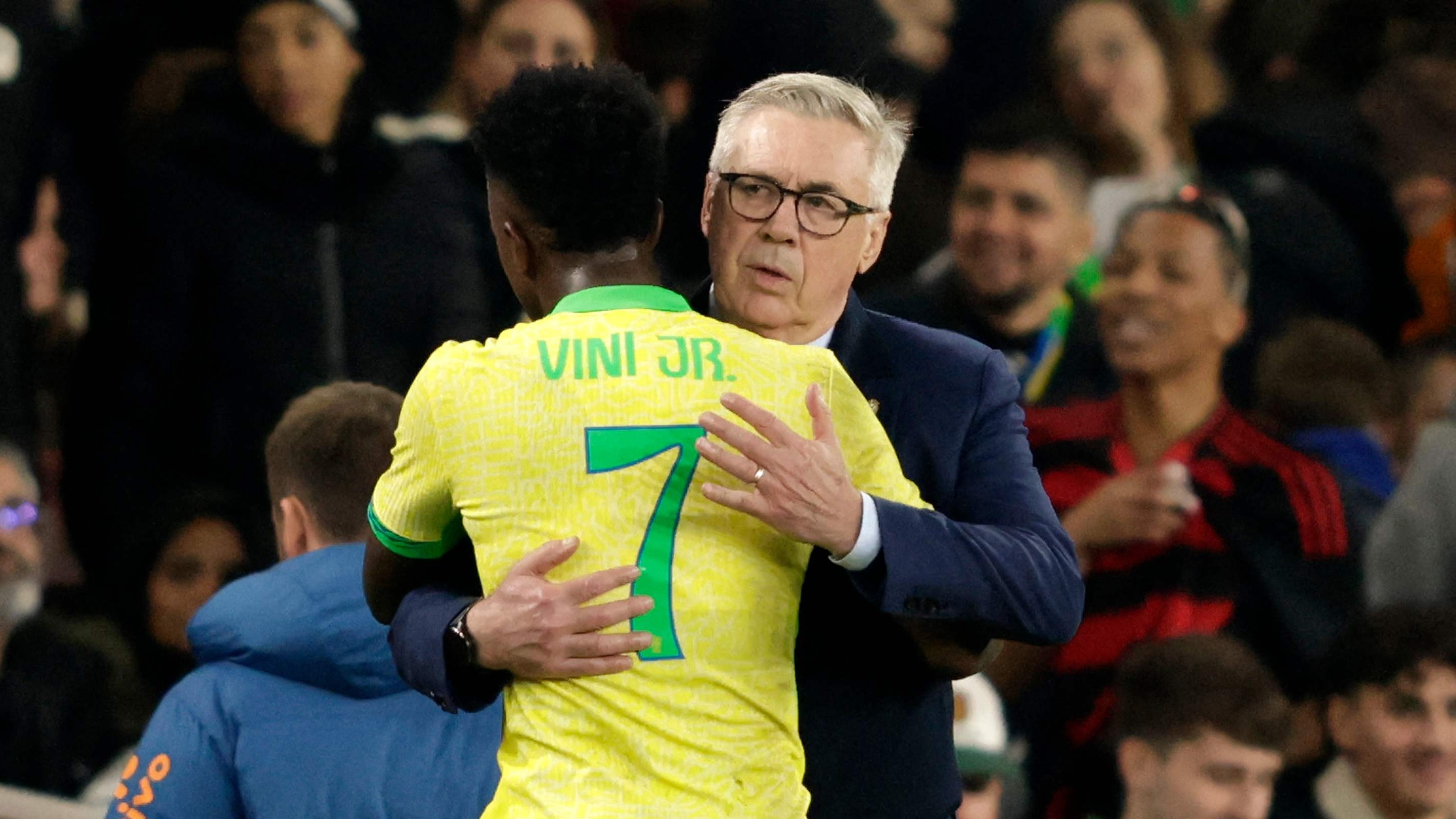 Brazil's Italian coach Carlo Ancelotti hugs Brazil's midfielder #07 Vinicius Jr as he substitutes him off the pitch during the International friendly football match between Brazil and Senegal at The Emirates Stadium in London on November 15, 2025. (Photo by Ian Kington / AFP)