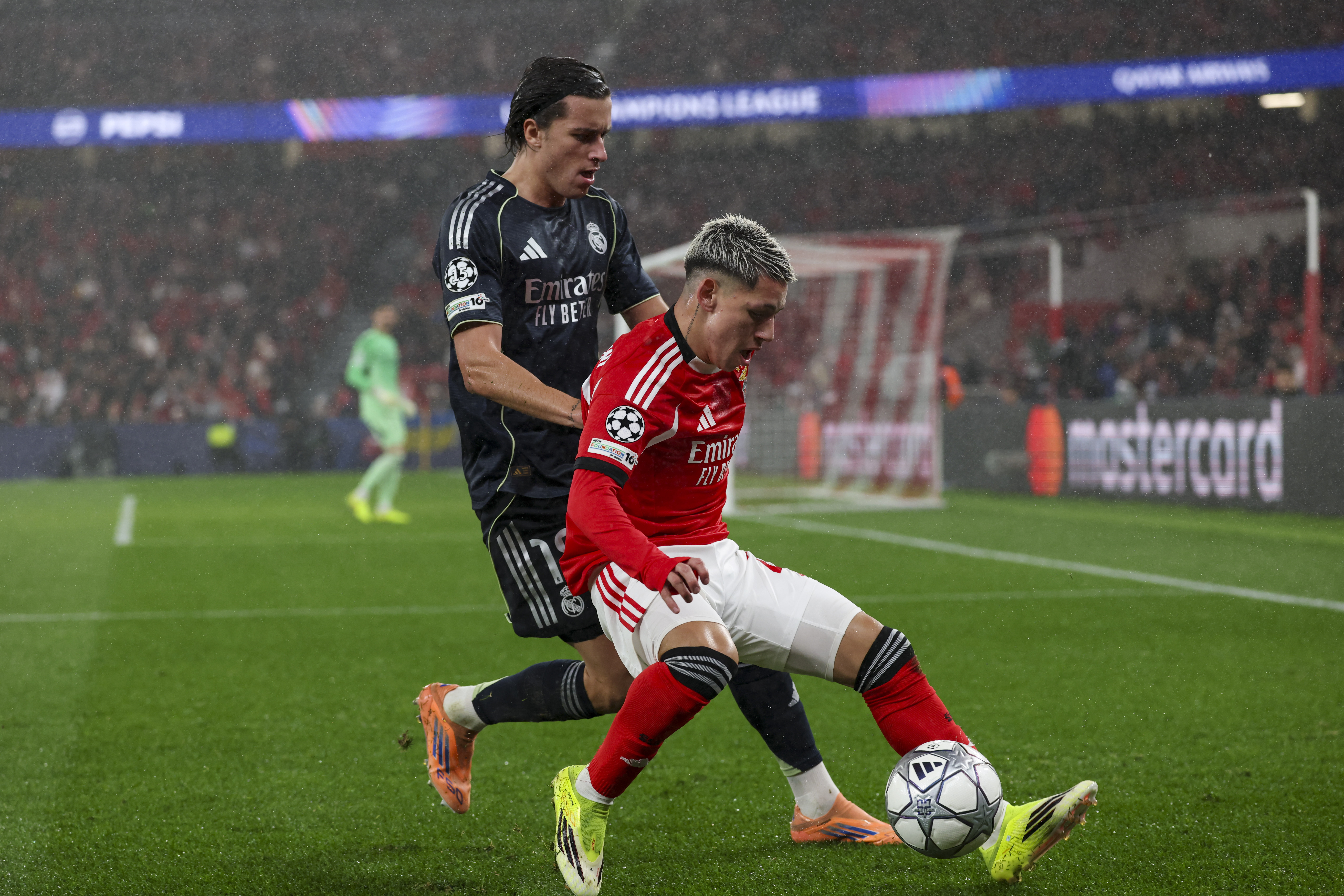 Lisbon (Portugal), 28/01/2026.- Benfica's Gianluca Prestianni (R) in action against Real Madrid's Alvaro Carreras (L) during the UEFA Champions League soccer match between SL Benfica and Real Madrid, in Lisbon, Portugal, 28 January 2026. (Liga de Campeones, Lisboa) EFE/EPA/JOSE SENA GOULAO
