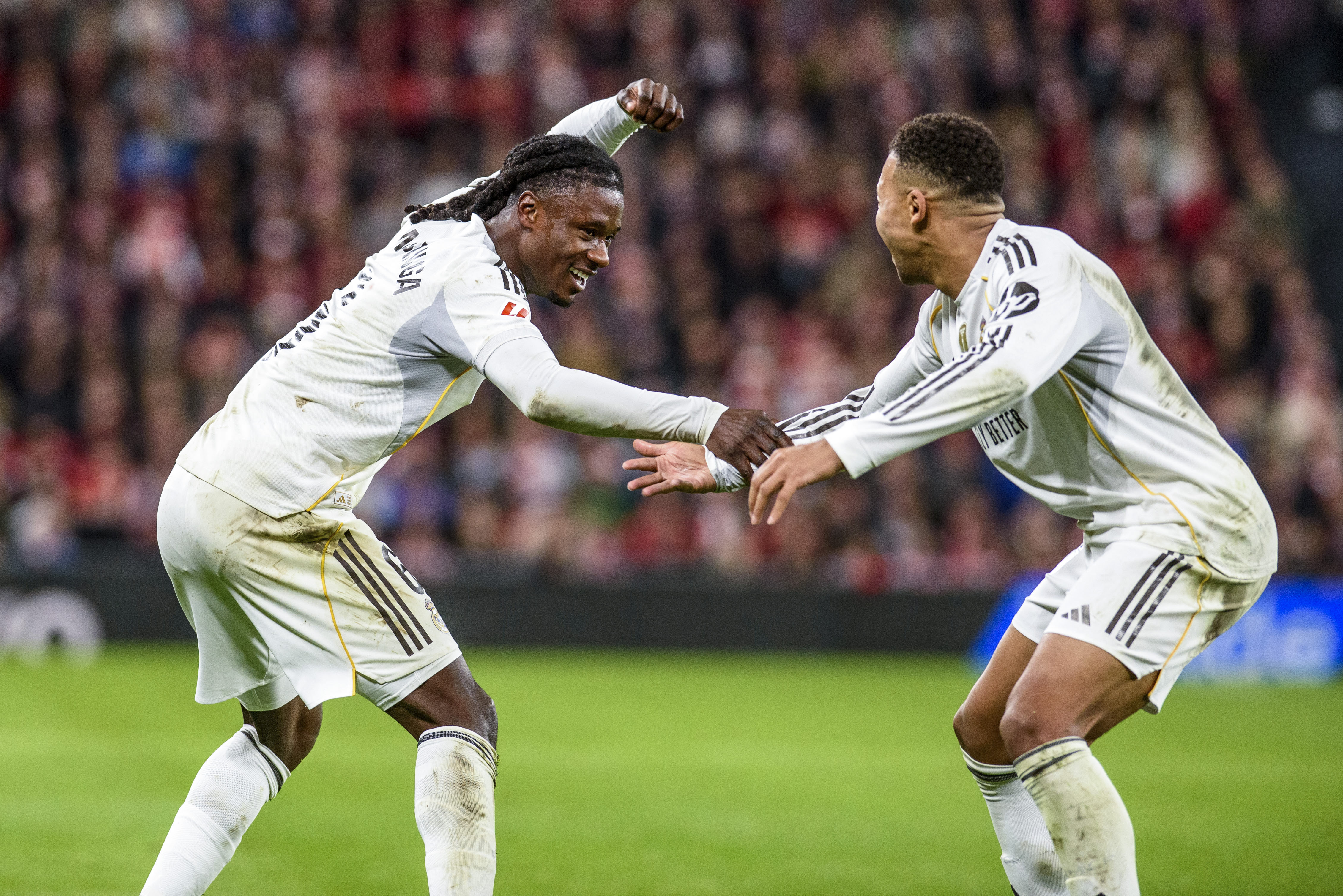 BILBAO, 03/12/2025.- El centrocampista francés del Real Madrid Eduardo Camavinga (izda) celebra con Kylian Mbappé el 0-2 conseguido durante el partido de la jornada 19 de LaLiga EA Sports entre el Athletic Club y el Real Madrid, disputado este miércoles en el estadio de San Mamés en Bilbao. EFE/Javier Zorrilla