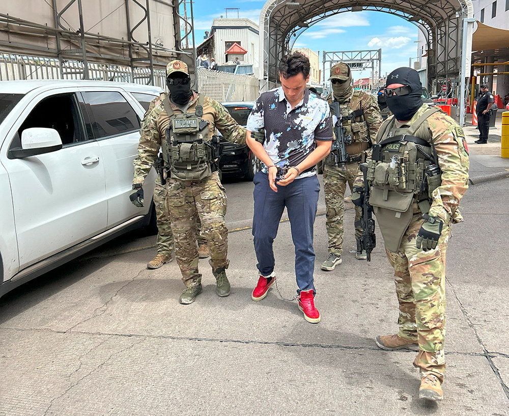 Kerolay exibindo sua beleza com confiança e um sorriso sedutor