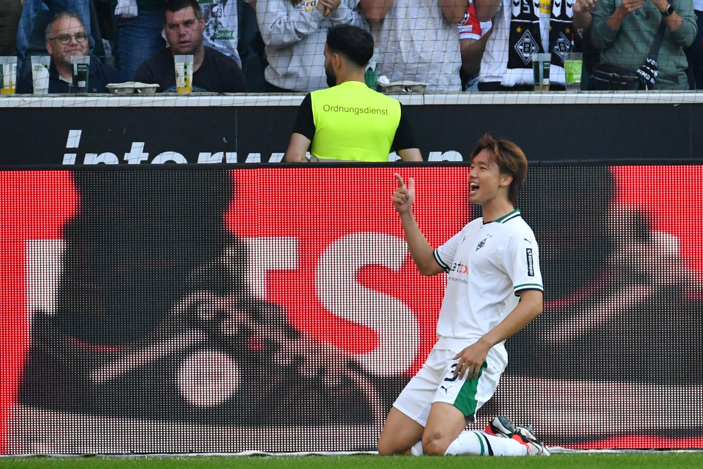 Moenchengladbach's Japanese defender #03 Ko Itakura celebrates scoring the 1-0 goal during the German first division Bundesliga football match between Borussia Moenchengladbach v FC Bayern Munich in Moenchengladbach, western Germany, on September 2, 2023. (Photo by UWE KRAFT / AFP) / DFL REGULATIONS PROHIBIT ANY USE OF PHOTOGRAPHS AS IMAGE SEQUENCES AND/OR QUASI-VIDEO