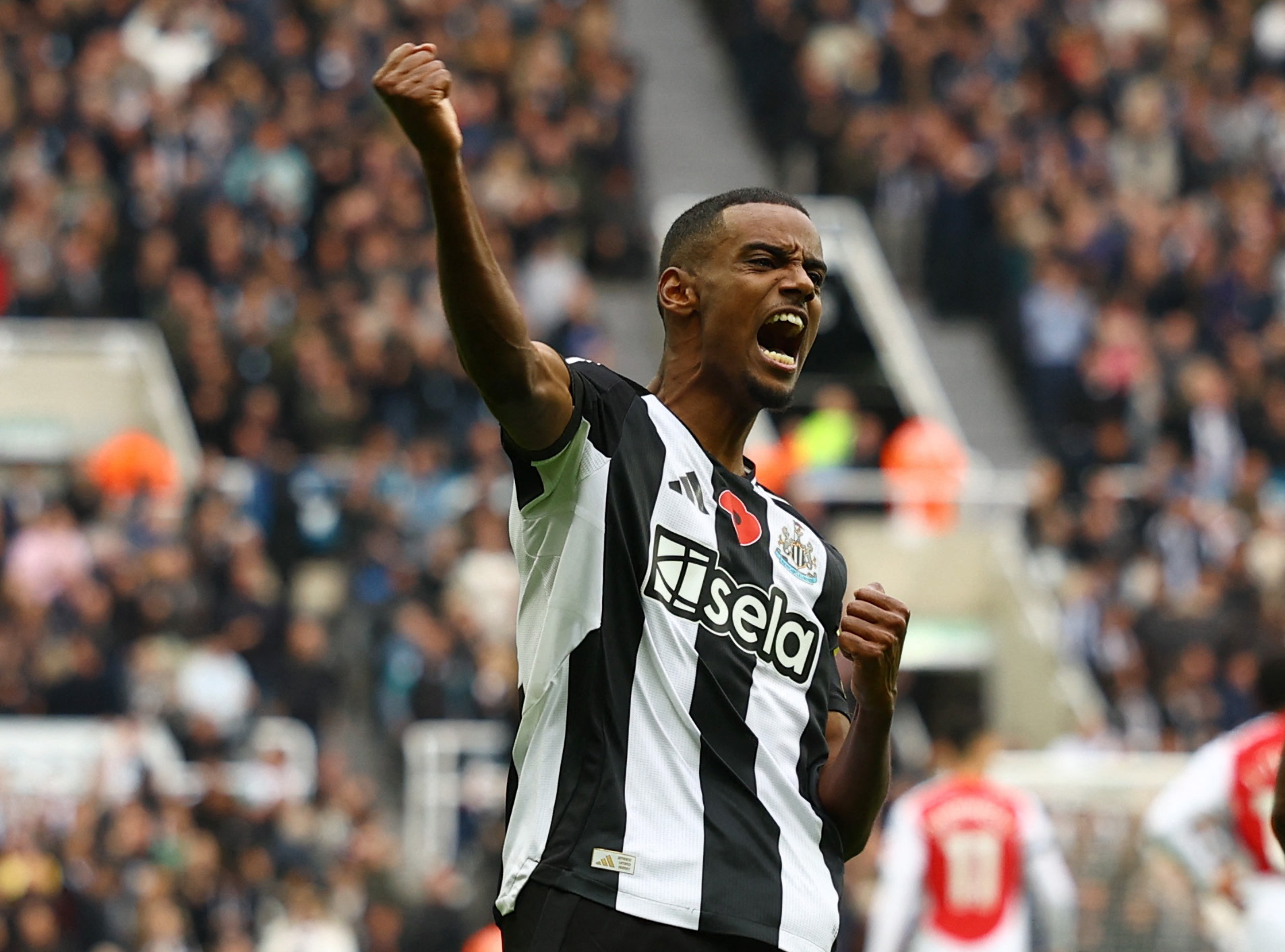 Soccer Football - Premier League - Newcastle United v Arsenal - St James' Park, Newcastle, Britain - November 2, 2024 Newcastle United's Alexander Isak celebrates scoring their first goal Action Images via Reuters/Lee Smith EDITORIAL USE ONLY. NO USE WITH UNAUTHORIZED AUDIO, VIDEO, DATA, FIXTURE LISTS, CLUB/LEAGUE LOGOS OR 'LIVE' SERVICES. ONLINE IN-MATCH USE LIMITED TO 120 IMAGES, NO VIDEO EMULATION. NO USE IN BETTING, GAMES OR SINGLE CLUB/LEAGUE/PLAYER PUBLICATIONS. PLEASE CONTACT YOUR ACCOUNT REPRESENTATIVE FOR FURTHER DETAILS..