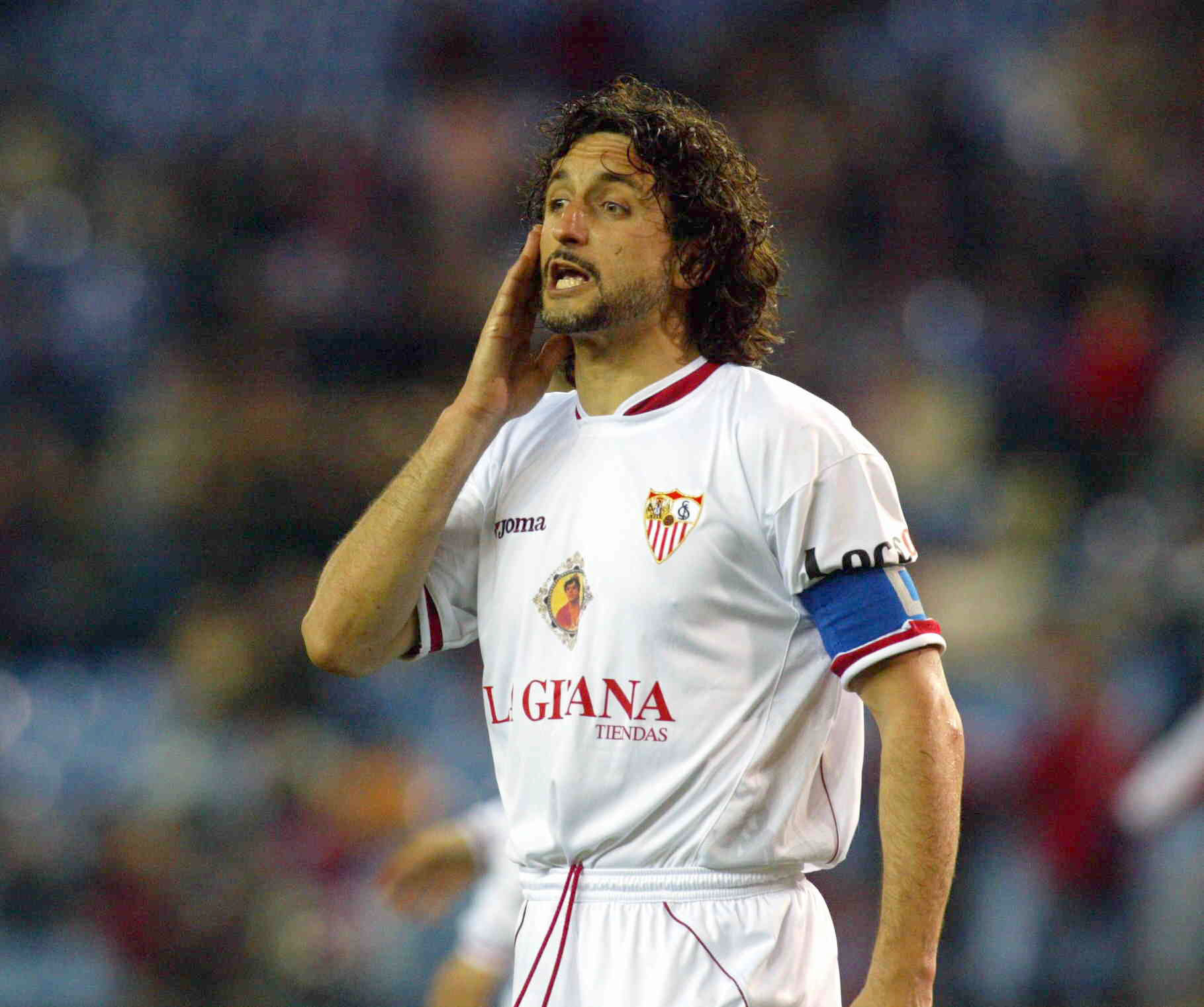 Jugó con el Barcelona la temporada 1992-93. Vistió la camiseta del Sevilla seis temporadas entre 2000 y 2006.