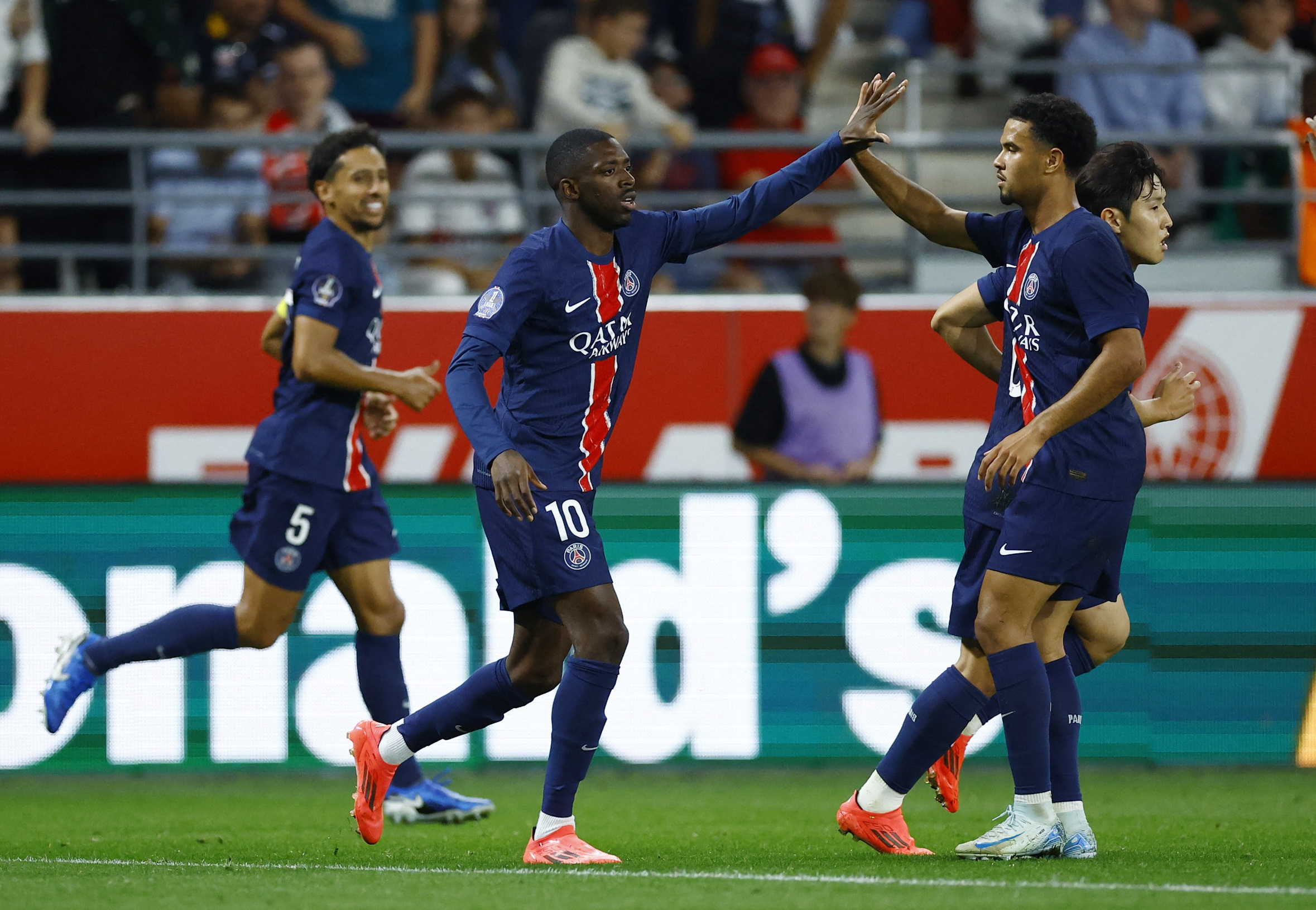 Ousmane Dembélé celebra un gol con Warren Zaire-Emery