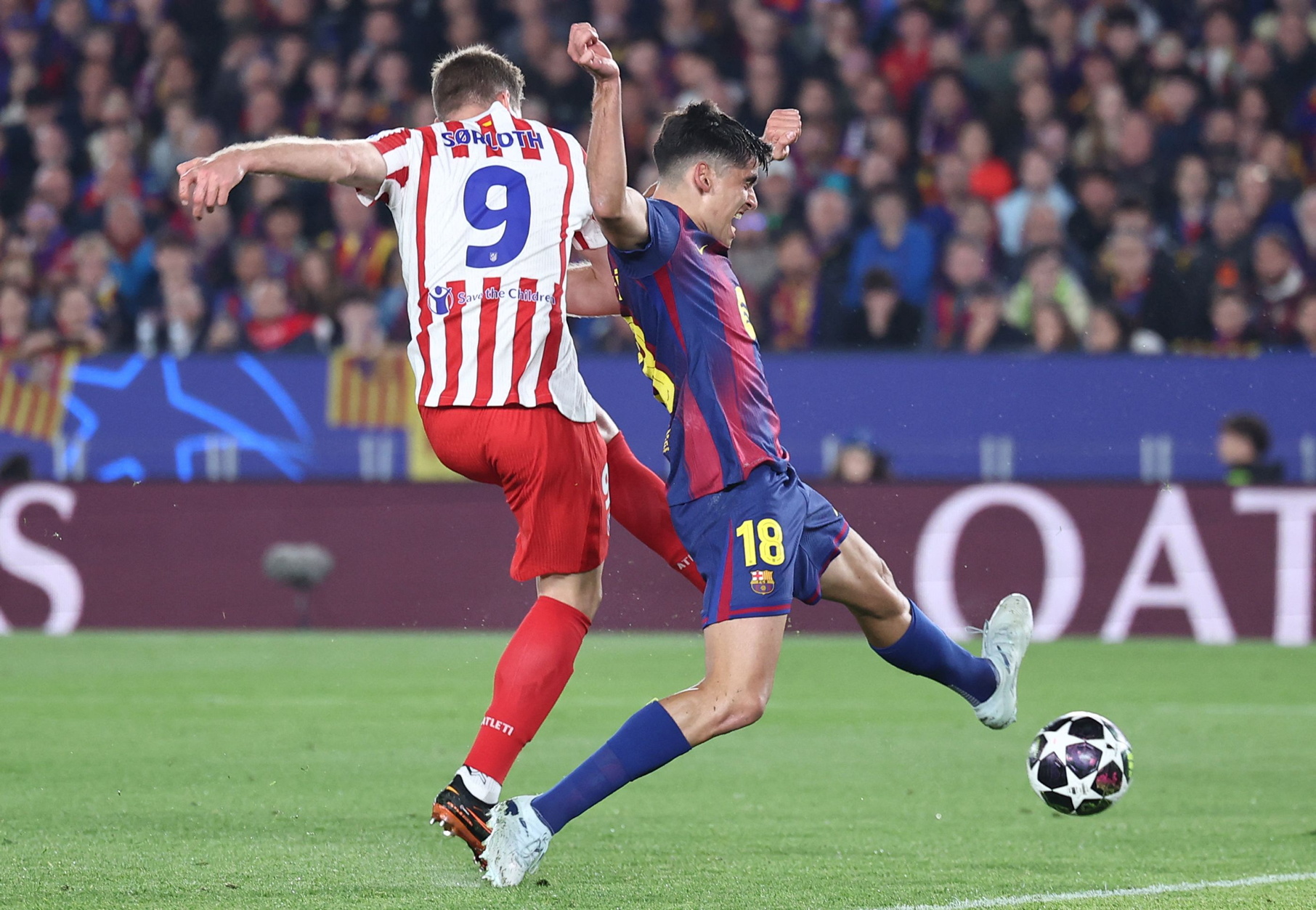 Matteo Ruggeri, desde la banda izquierda, centra al área pequeña y cerca del palo corto. Alexander Sorloth se anticipa a Gerard Martín y  toca de primeras con la derecha para superar a Joan García.
