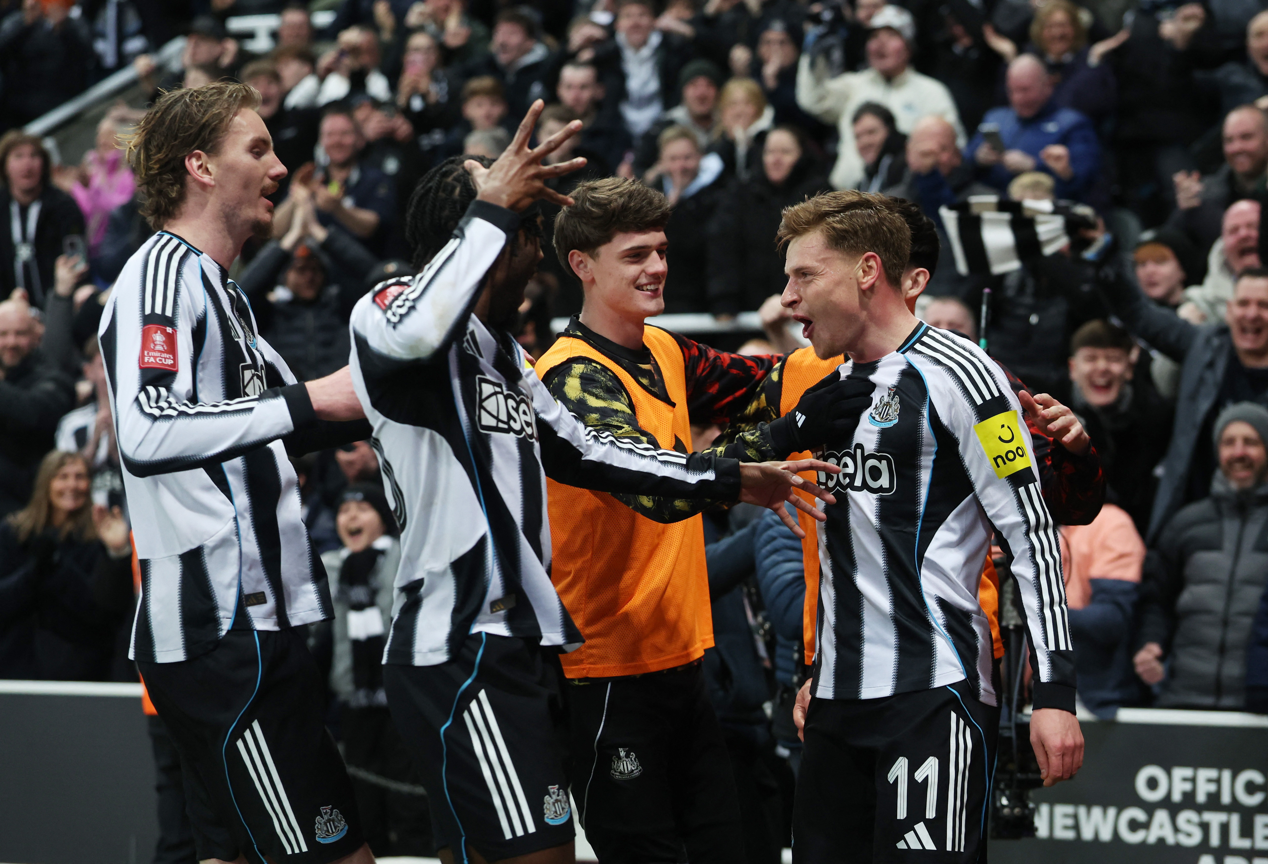 Soccer Football - FA Cup - Fifth Round - Newcastle United v Manchester City - St James' Park, Newcastle, Britain - March 7, 2026 Newcastle United's Harvey Barnes celebrates scoring their first goal with teammates REUTERS/Scott Heppell