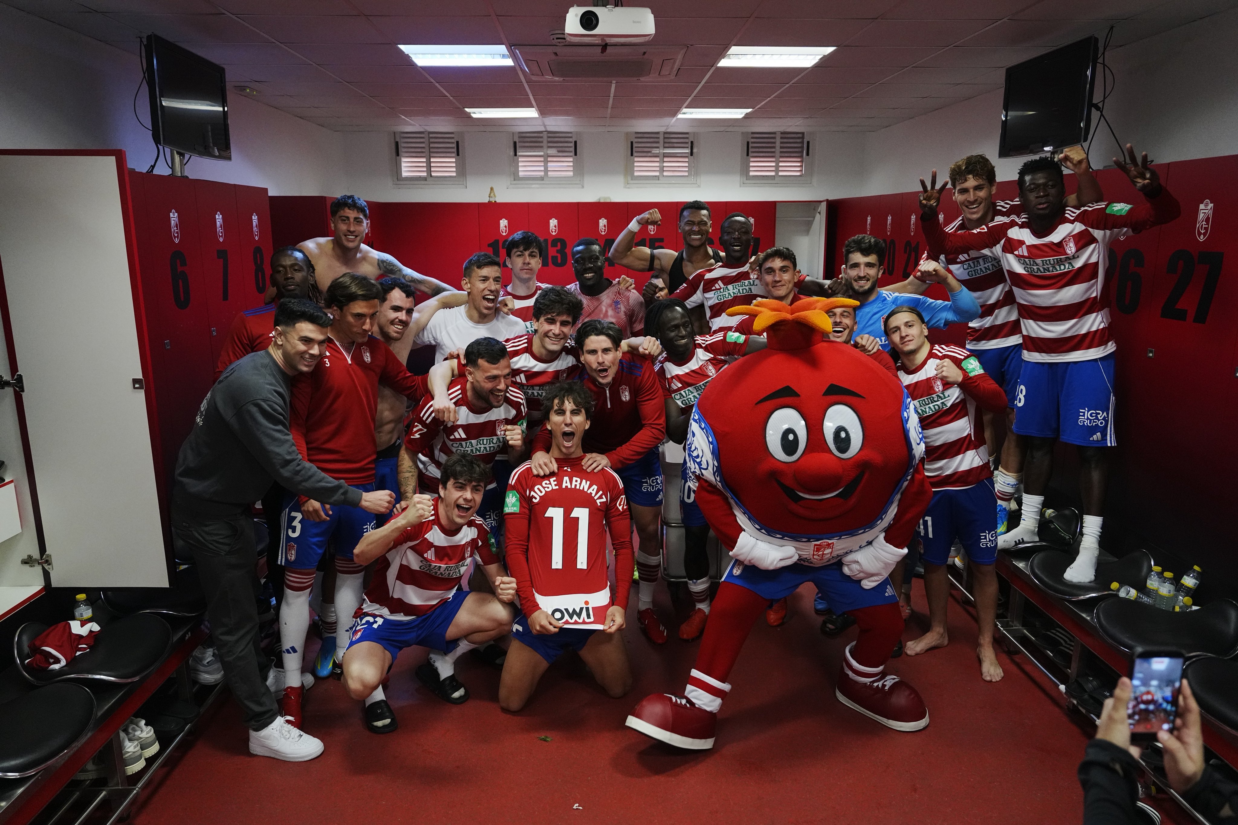 El Granada, festejando su victoria ante el Huesca.
