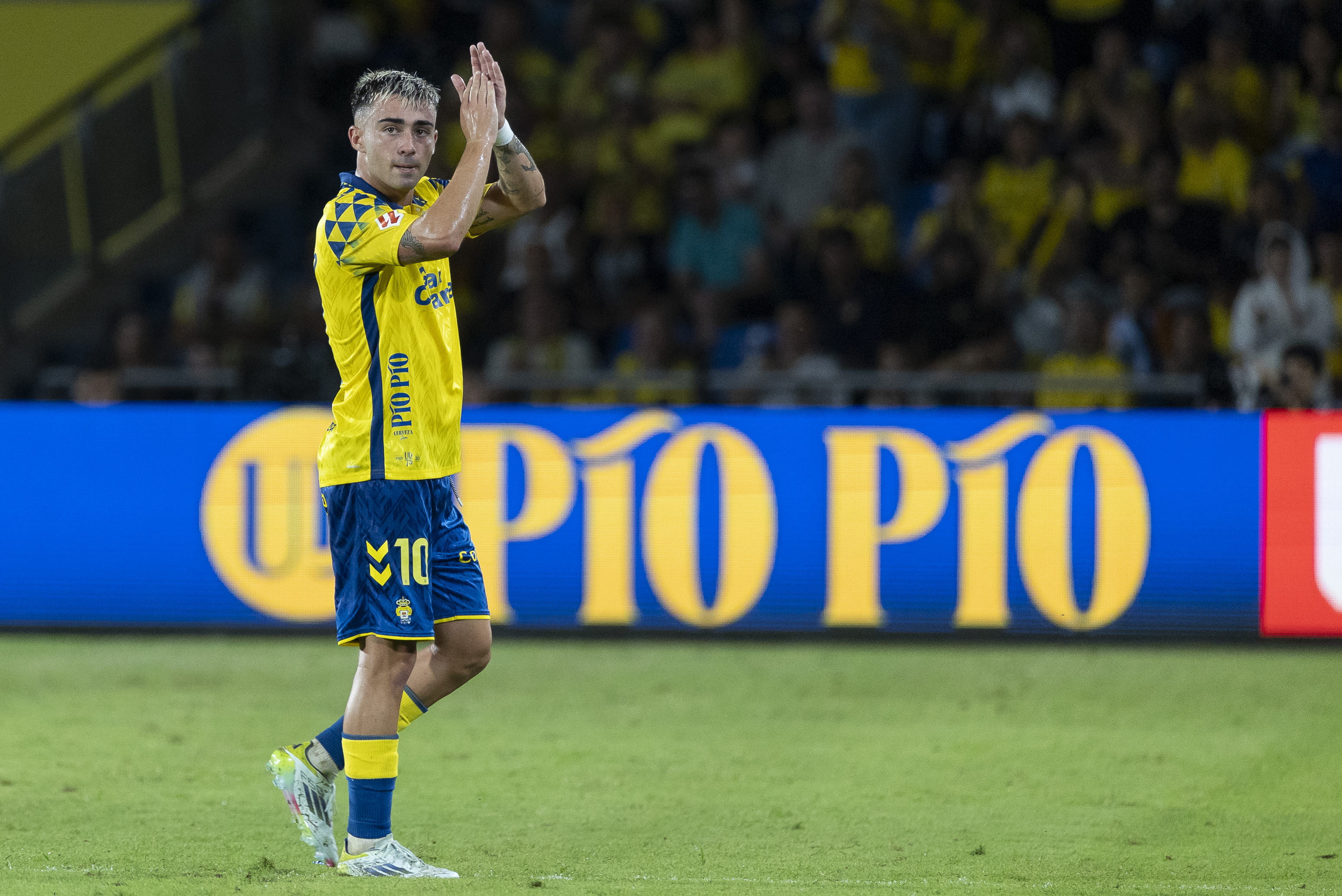 LAS PALMAS DE GRAN CANARIA, 29/08/2024.- El centrocampista de la UD Las Palmas Alberto Moleiro tras el partido de la tercera jornada de LaLiga que UD Las Palmas y Real Madrid disputan hoy jueves en el estadio de Gran Canaria. EFE/Quique Curbelo
