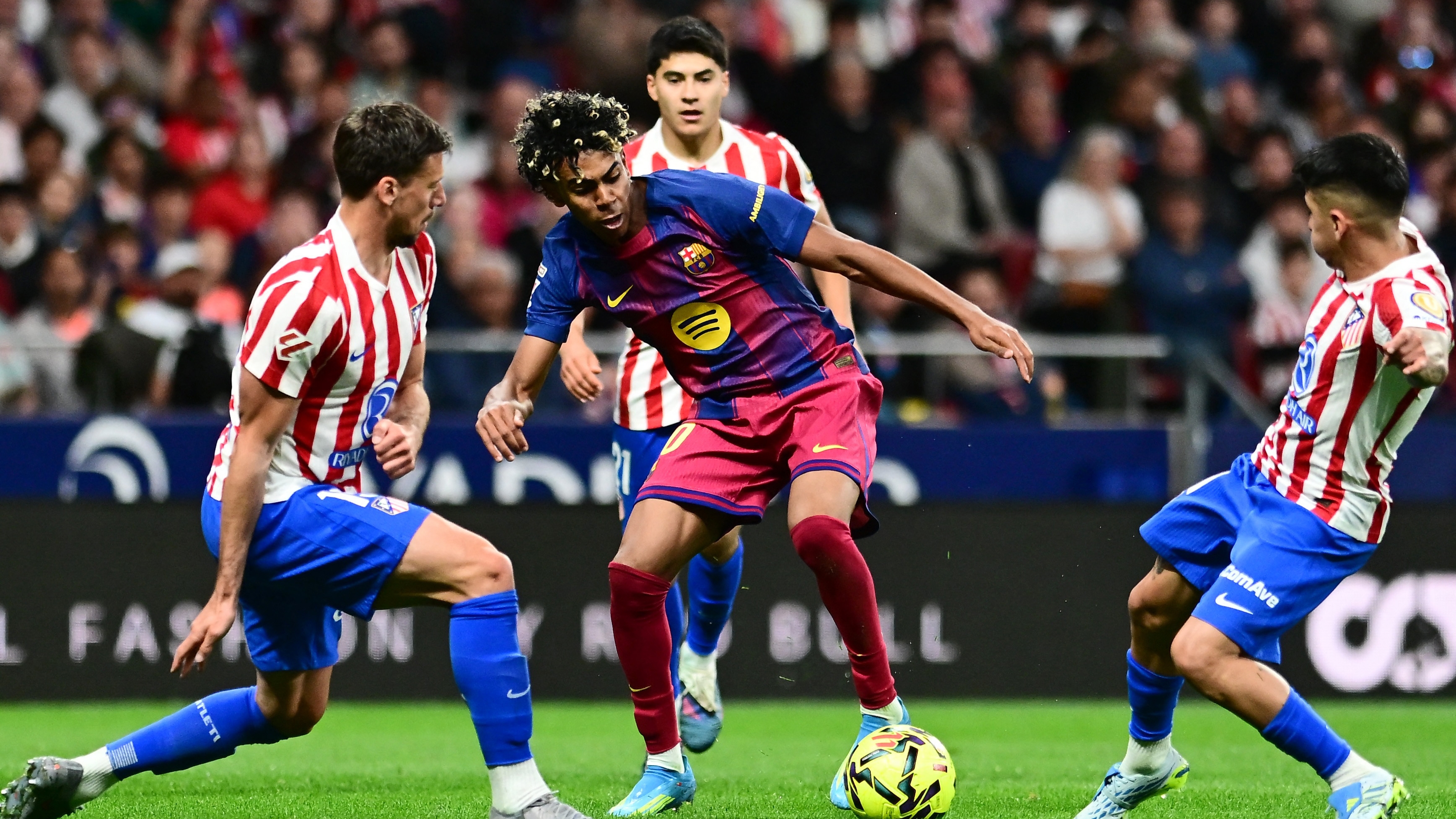 Lamine Yamal y Clement Lenglet.