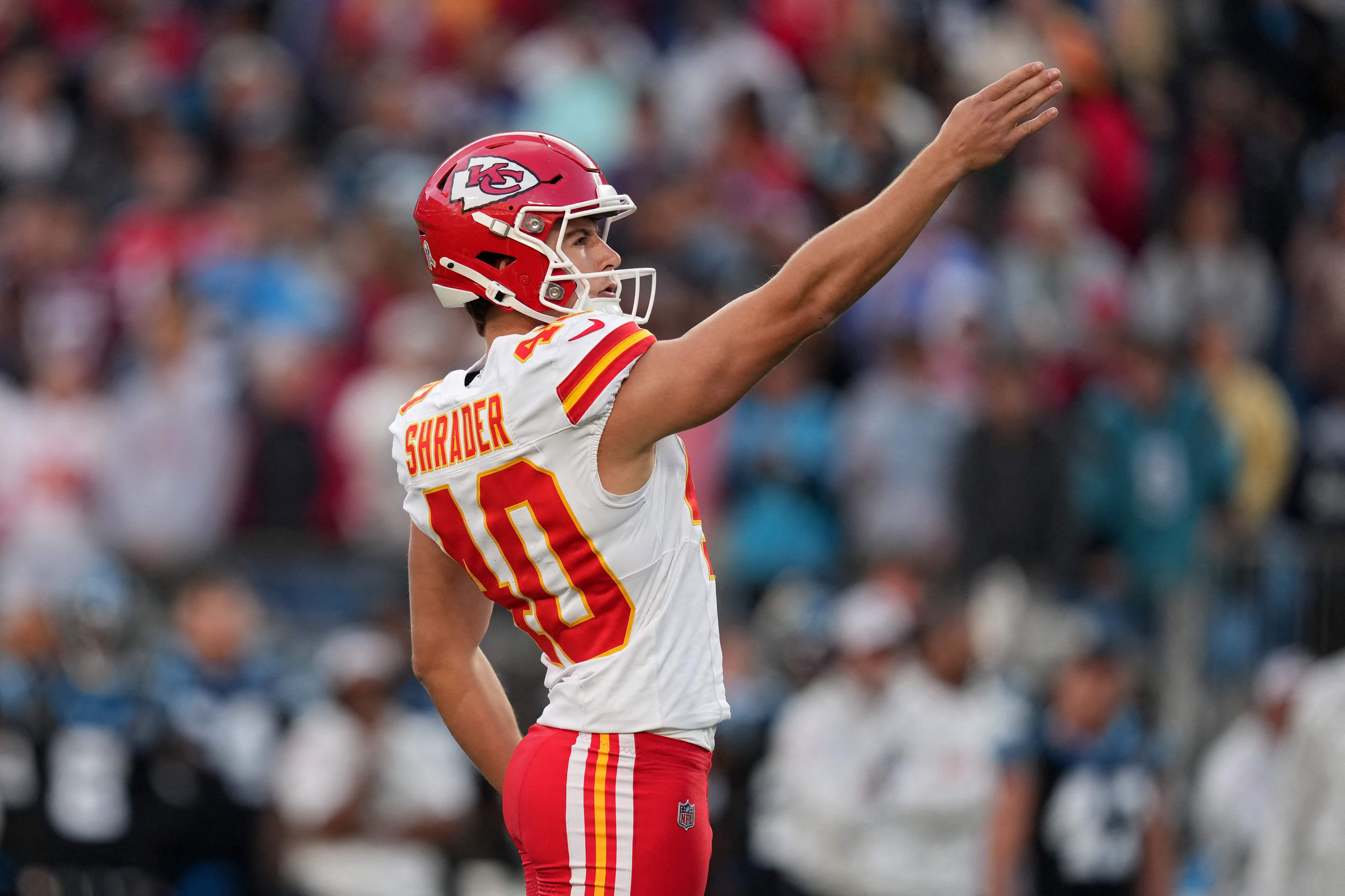 CHARLOTTE, NORTH CAROLINA - NOVEMBER 24: Spencer Shrader #40 of the Kansas City Chiefs lines up the game-winning field goal before kicking it to beat the Carolina Panthers 30-27 at Bank of America Stadium on November 24, 2024 in Charlotte, North Carolina.   Grant Halverson/Getty Images/AFP (Photo by GRANT HALVERSON / GETTY IMAGES NORTH AMERICA / Getty Images via AFP)