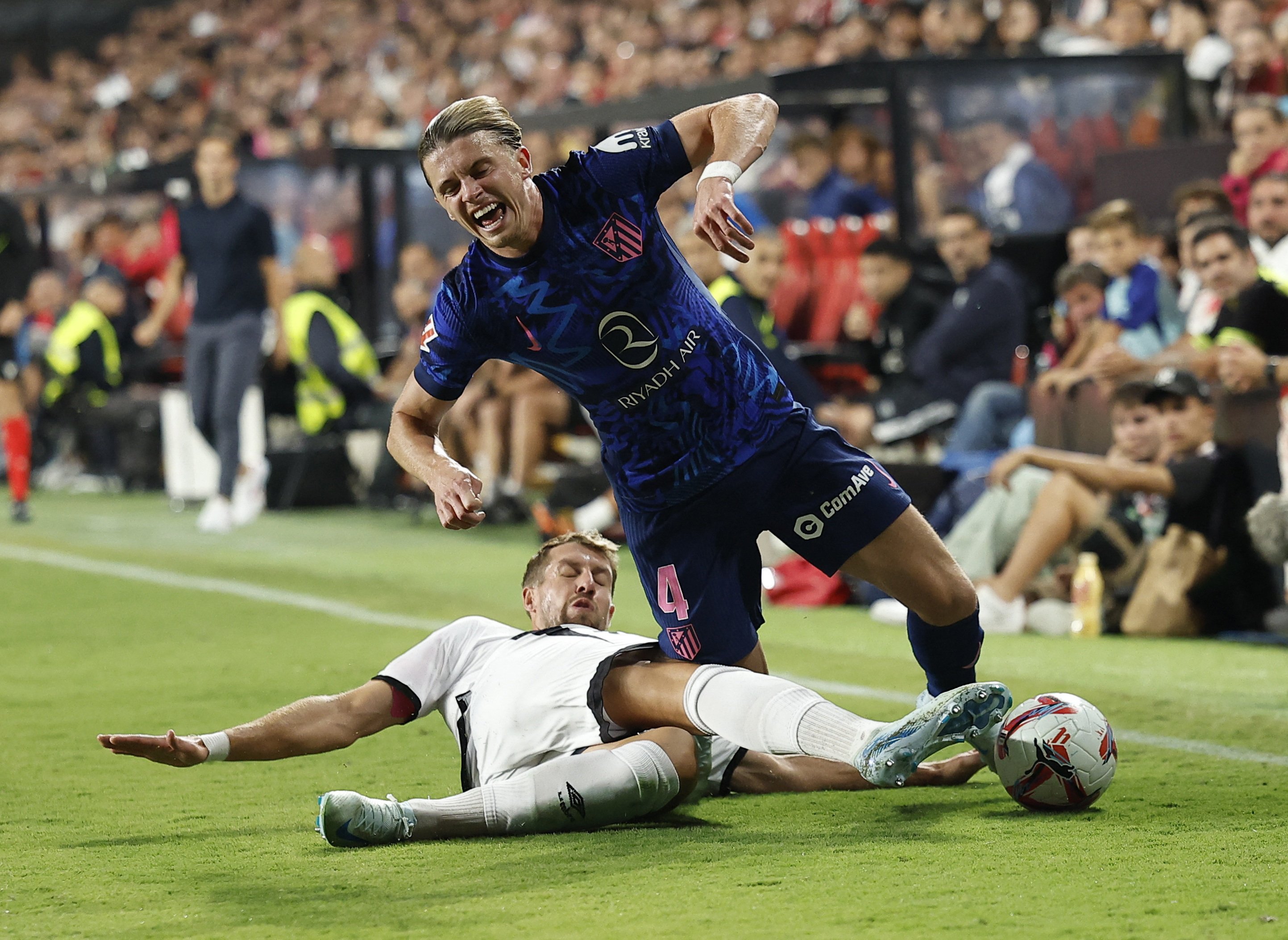 Soccer Football - LaLiga - Rayo Vallecano v Atletico Madrid - Campo de Futbol de Vallecas, Madrid, Spain - September 22, 2024 Rayo Vallecano's Florian Lejeune in action with Atletico Madrid's Conor Gallagher REUTERS/Juan Medina