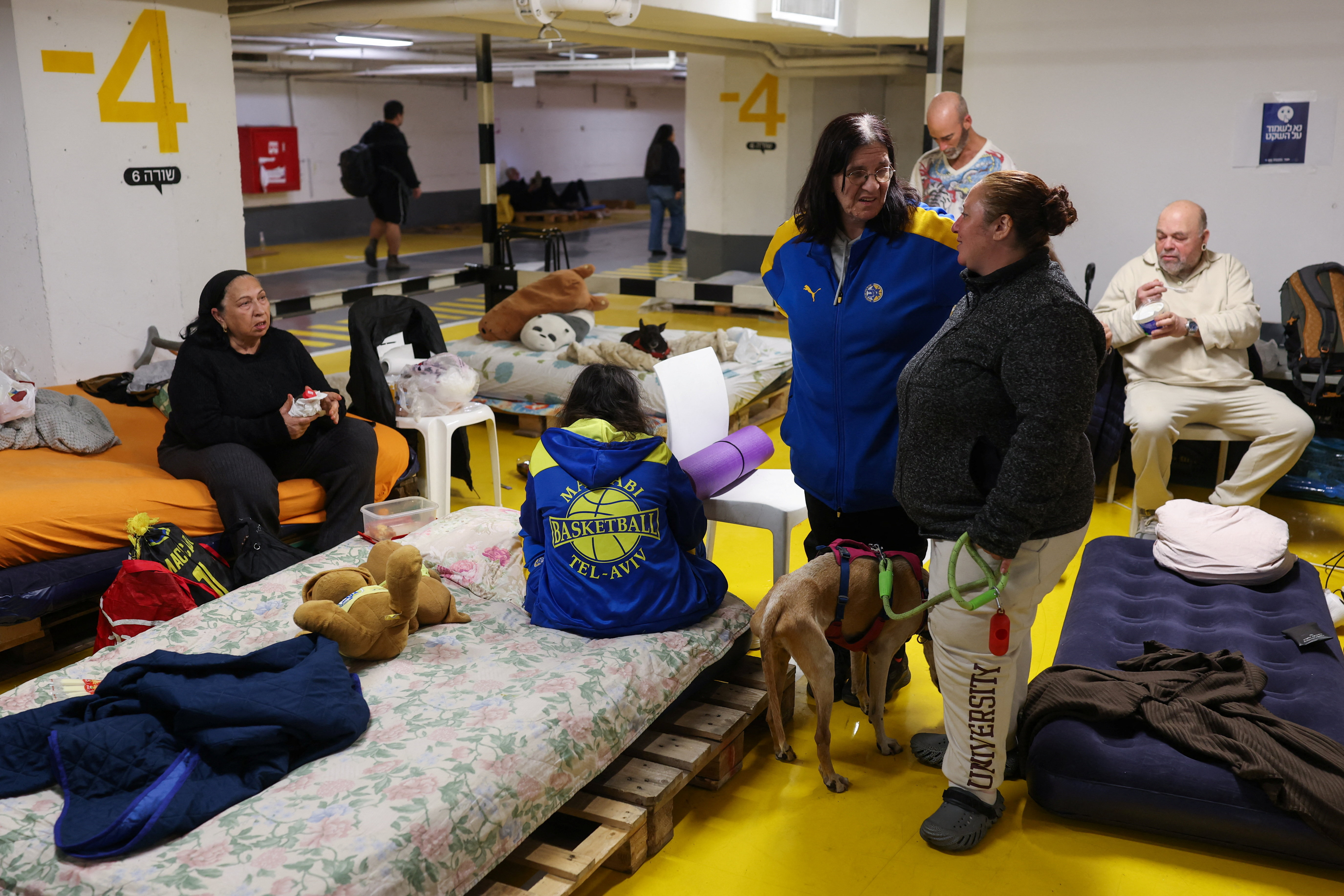 Israelíes se refugian en un aparcamiento subterráneo tras el lanzamiento de misiles desde Irán hacia Israel, como represalia por los ataques de Israel y Estados Unidos contra Irán, en el centro de Tel Aviv, Israel, el 28 de febrero de 2026.