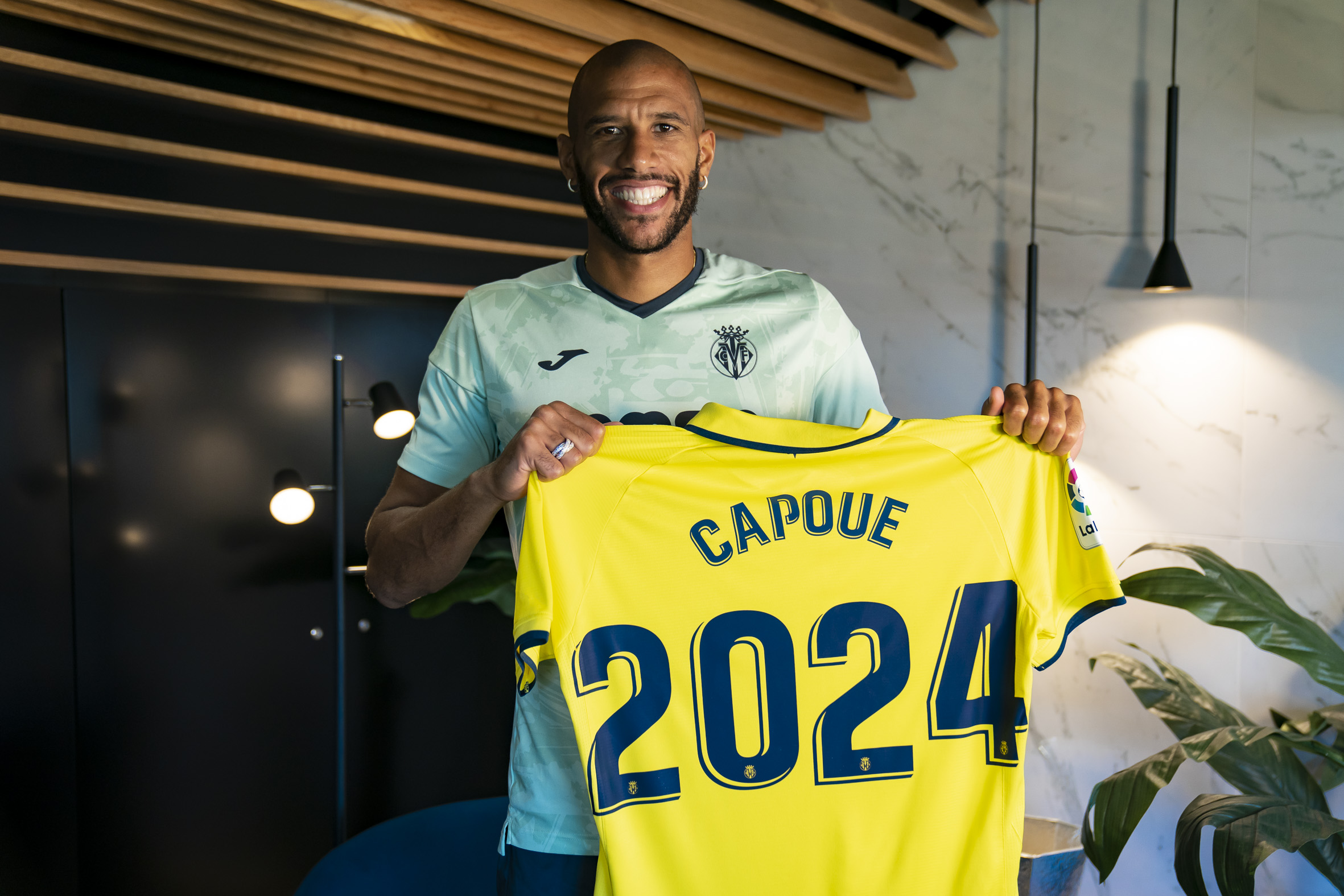 Oficial: Capoue renueva hasta 2024