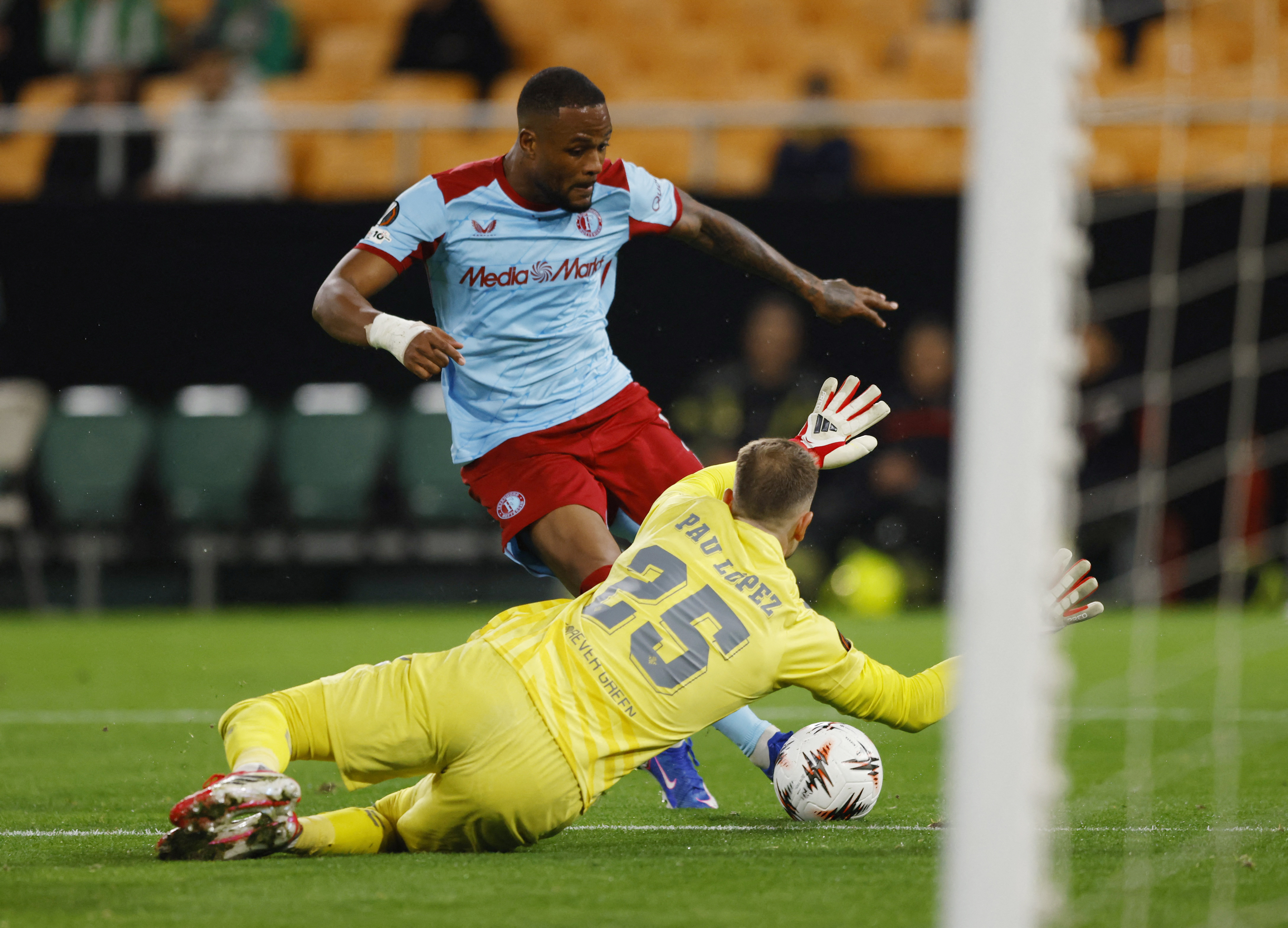 Soccer Football - UEFA Europa League - Real Betis v Feyenoord - Estadio de La Cartuja, Seville, Spain - January 29, 2026 Feyenoord's Cyle Larin in action with Real Betis' Pau Lopez REUTERS/Marcelo Del Pozo