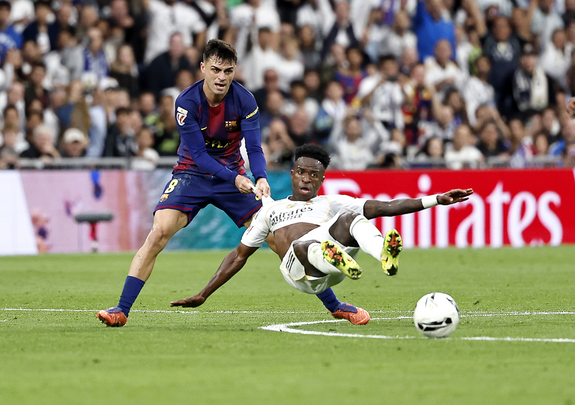 Pedri frena a Vinicius agarrándole de la camiseta, acción por la que el blaugrana vio la tarjeta amarilla.