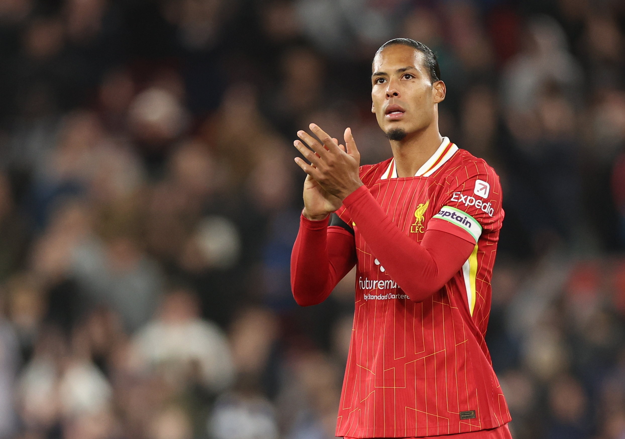 Liverpool (United Kingdom), 20/10/2024.- Virgil van Dijk of Liverpool applauds after the English Premier League match between Liverpool FC and Chelsea FC in Liverpool, Britain, 20 October 2024. (Reino Unido) EFE/EPA/ADAM VAUGHAN EDITORIAL USE ONLY. No use with unauthorized audio, video, data, fixture lists, club/league logos, 'live' services or NFTs. Online in-match use limited to 120 images, no video emulation. No use in betting, games or single club/league/player publications.
