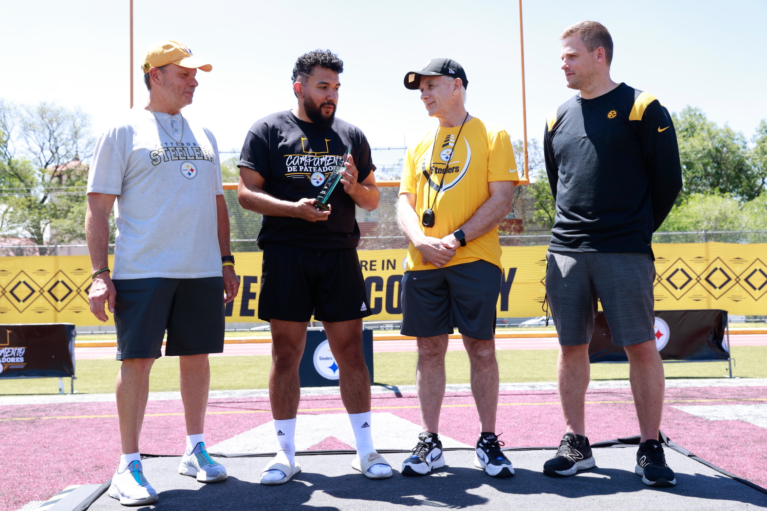 Pittsburgh Steelers pick Mexican record-breaking kicker Alfredo Gachuz to  report for training