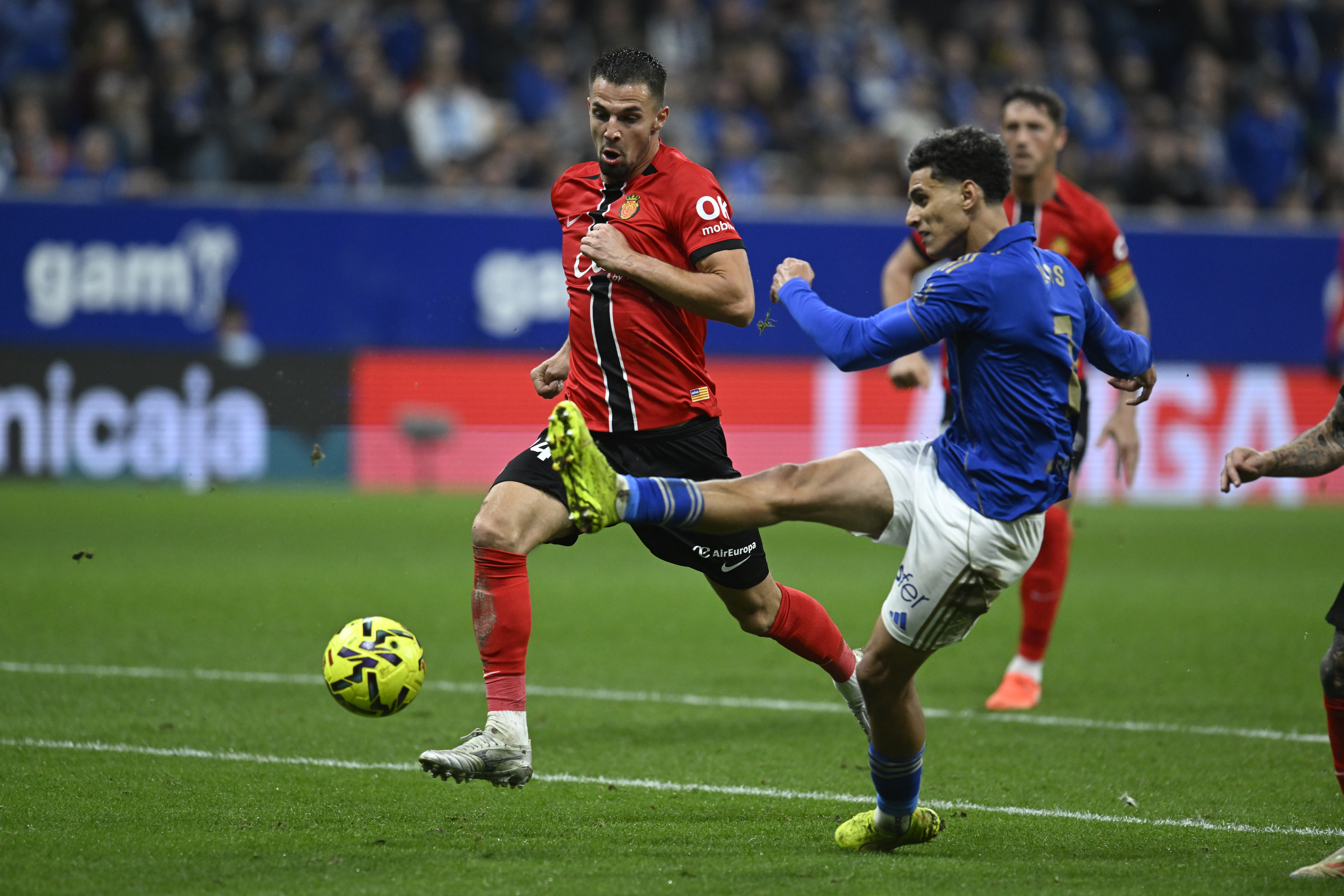Ilyas intenta rematar ante la mirada de Valjent en el duelo entre Oviedo y Mallorca. 05/12/25