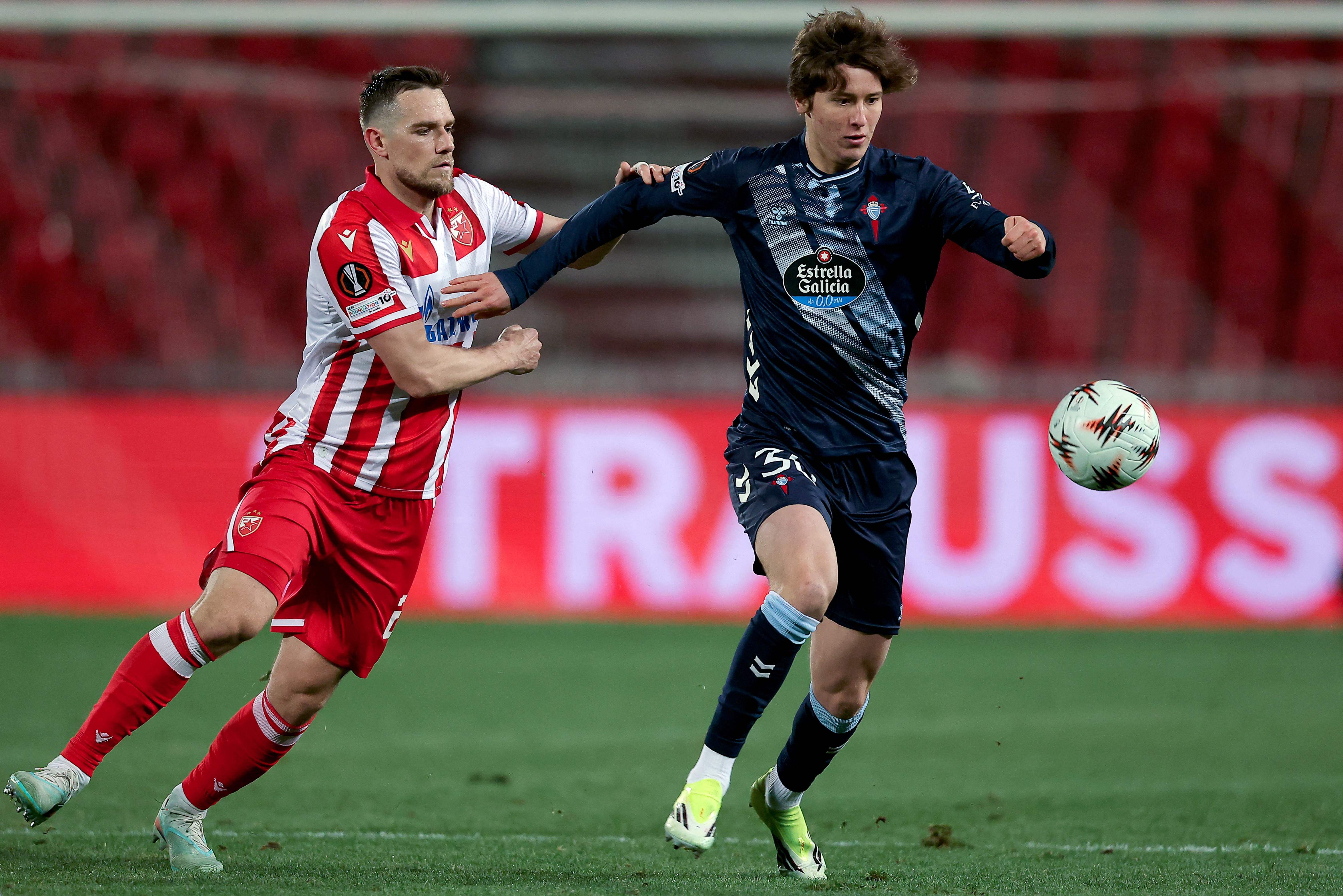 Celta's Spanish forward  #30 Fer Lopez (R) vies with Crvena Zvezda Beograd's Slovenian midfielder #21 Timi Elsnik (L) during the UEFA Europa League - League phase, Matchday 8 - football match between FK Crvena Zvezda (Red Star Belgrade) and RC Celta de Vigo at the Rajko Mitic Stadium in Belgrade on January 29, 2026. (Photo by Predrag MILOSAVLJEVIC / AFP)