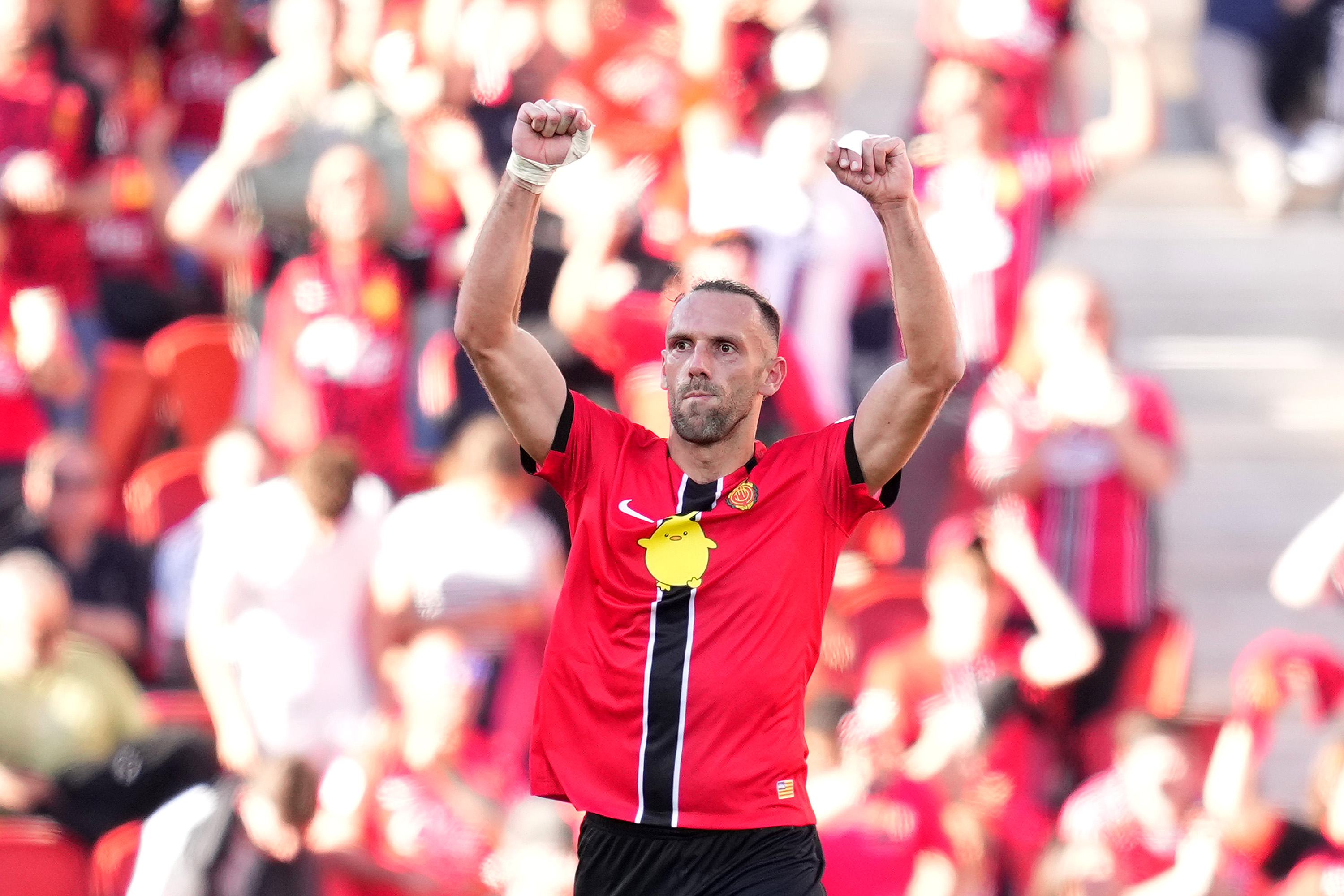 El Mallorca, que parecía dejar escapar el triunfo, vuelve a salir del descenso. Y, como no podía ser de otra forma, de la mano de Muriqi. Su Pirata recibió un balón dentro del área y la mandó a guardar con un violento zapatazo. Rompe a llorar el kosovar después de duras semanas para él.