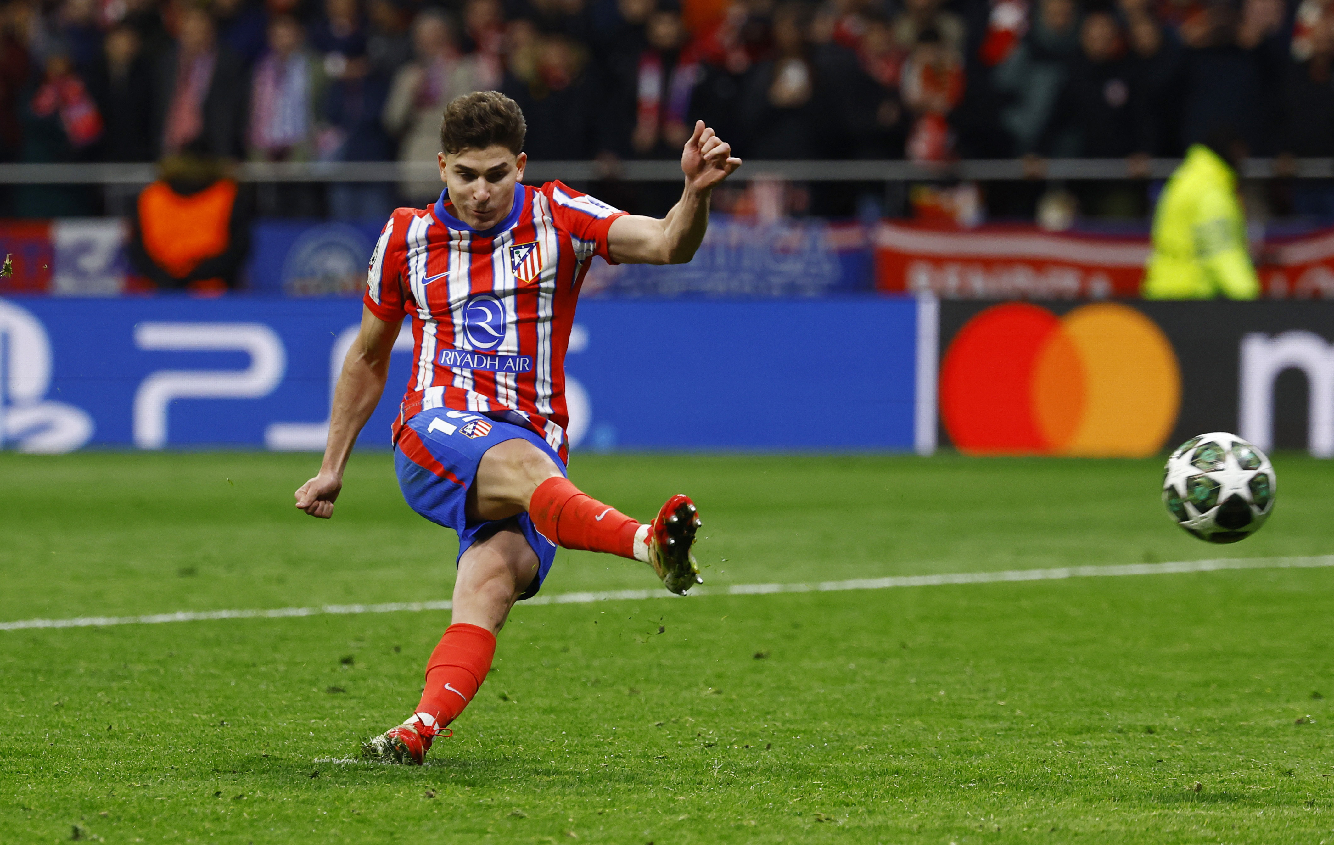 Soccer Football - Champions League - Round of 16 - Second Leg - Atletico Madrid v Real Madrid - Metropolitano, Madrid, Spain - March 12, 2025 Atletico Madrid's Julian Alvarez scores a penalty during the penalty shootout wich is later disallowed after a VAR review REUTERS/Susana Vera