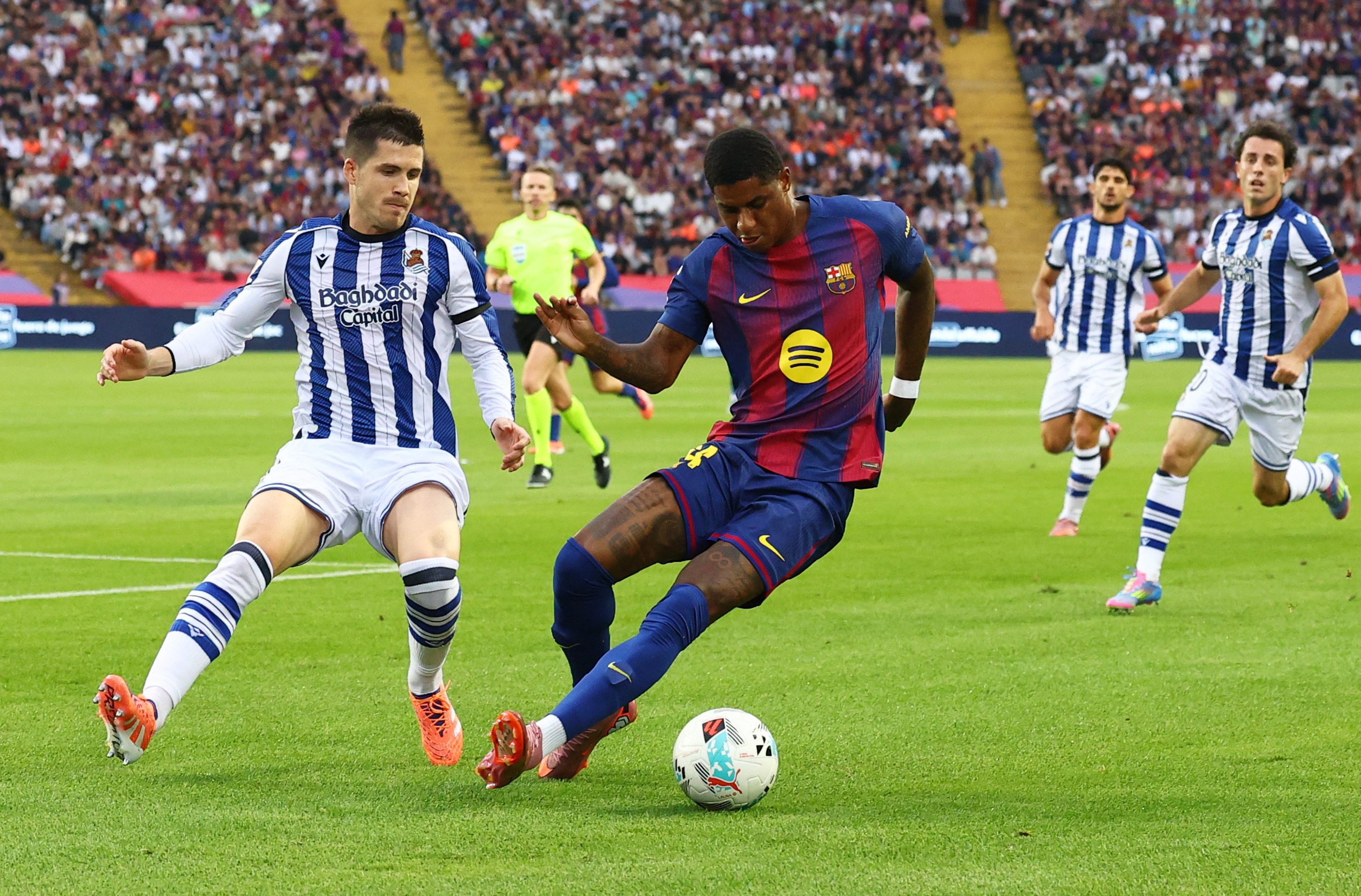 Soccer Football - LaLiga - FC Barcelona v Real Sociedad - Estadi Olimpic Lluis Companys, Barcelona, Spain - September 28, 2025 FC Barcelona's Marcus Rashford in action with Real Sociedad's Igor Zubeldia REUTERS/Albert Gea