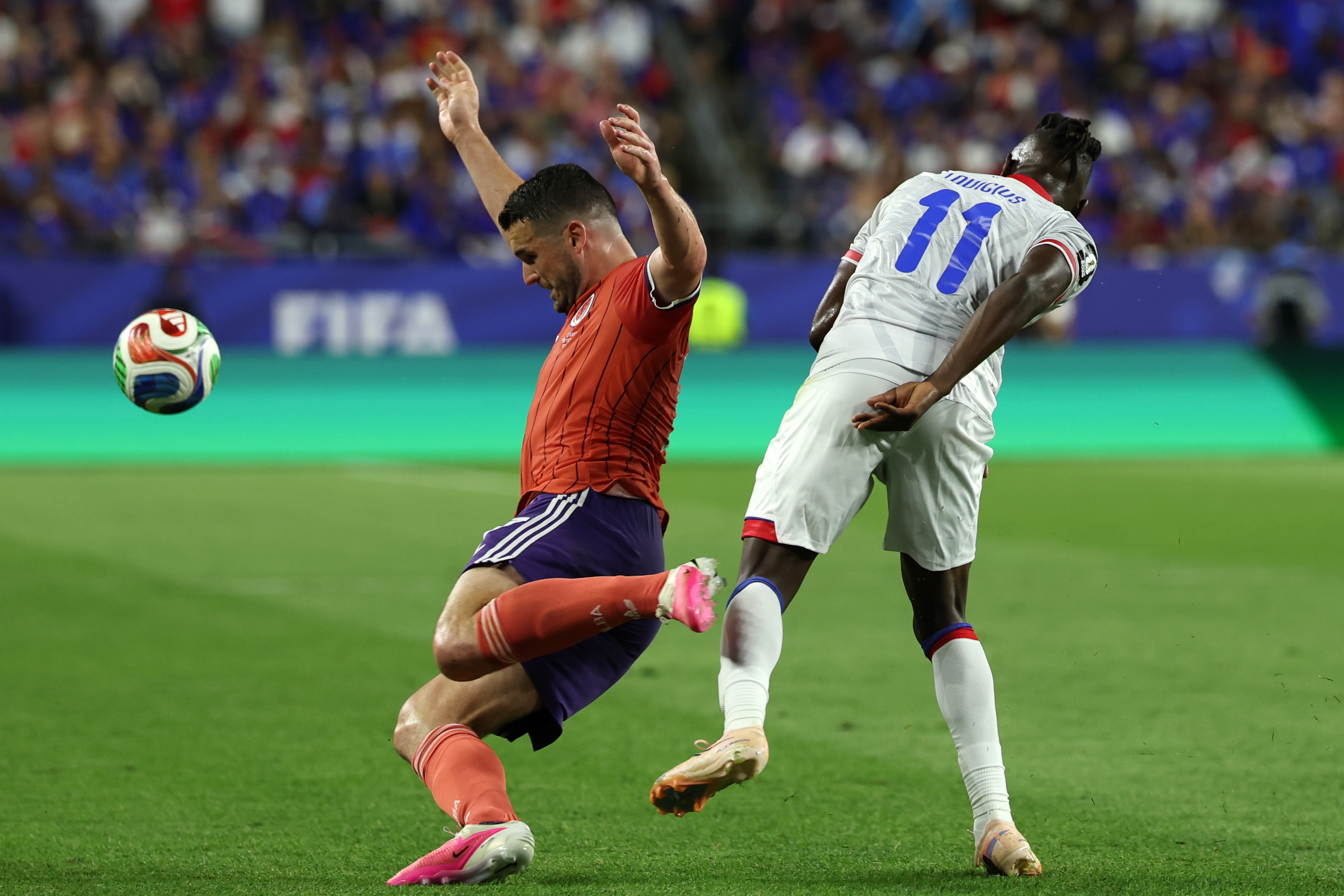 BOSTON (United States), 13/06/2026.- John McGinn of Scotland (L) in action against Louicius Deedson of Haiti (R) during the FIFA World Cup 2026 group stage match Haiti against Scotland, in Foxborough, Massachusetts, USA, 13 June 2026. EFE/EPA/GREG M. COOPER
