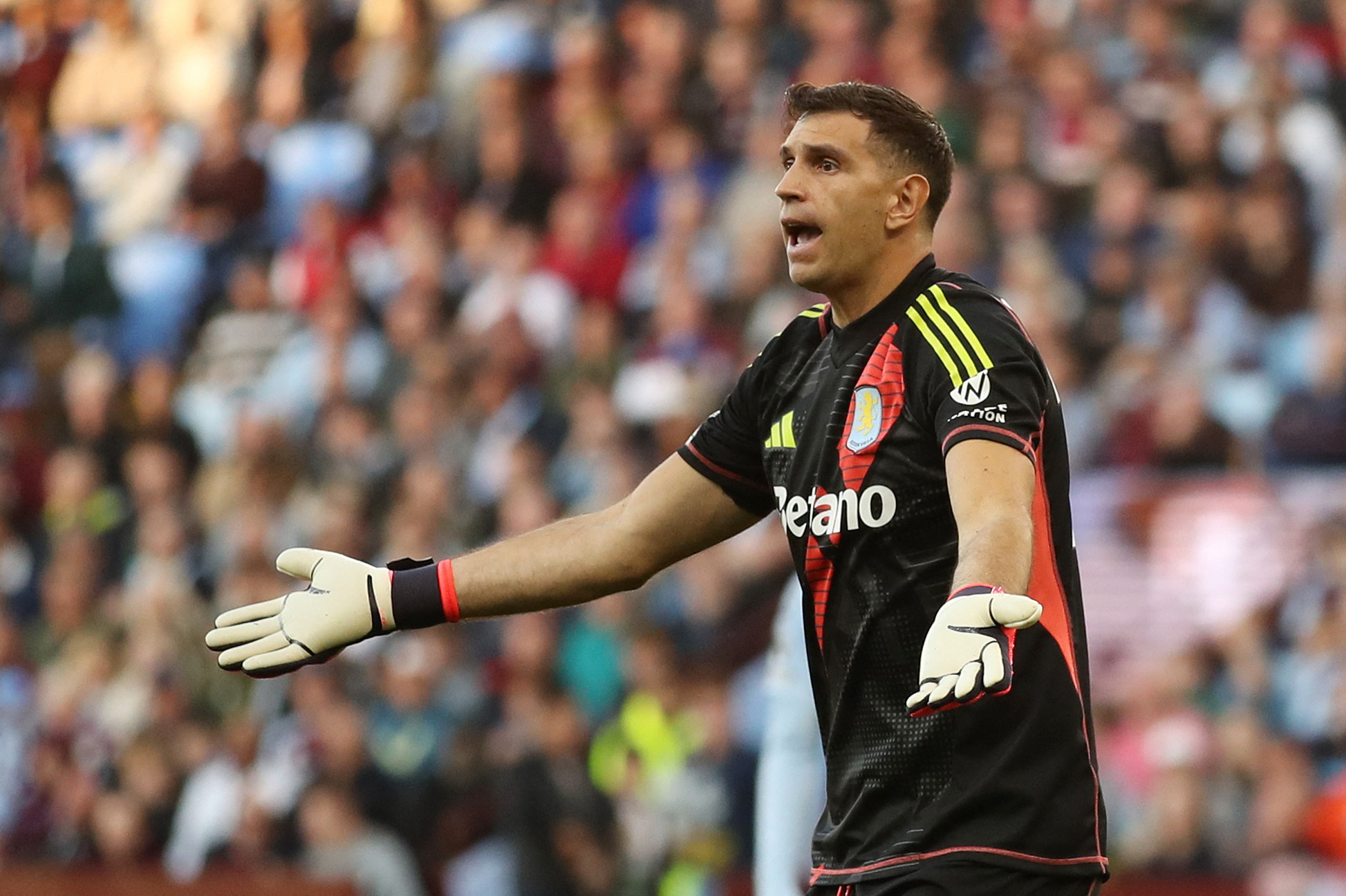 El Dibu Martínez elogia a Jhon Jader Durán tras su gol ante Everton.