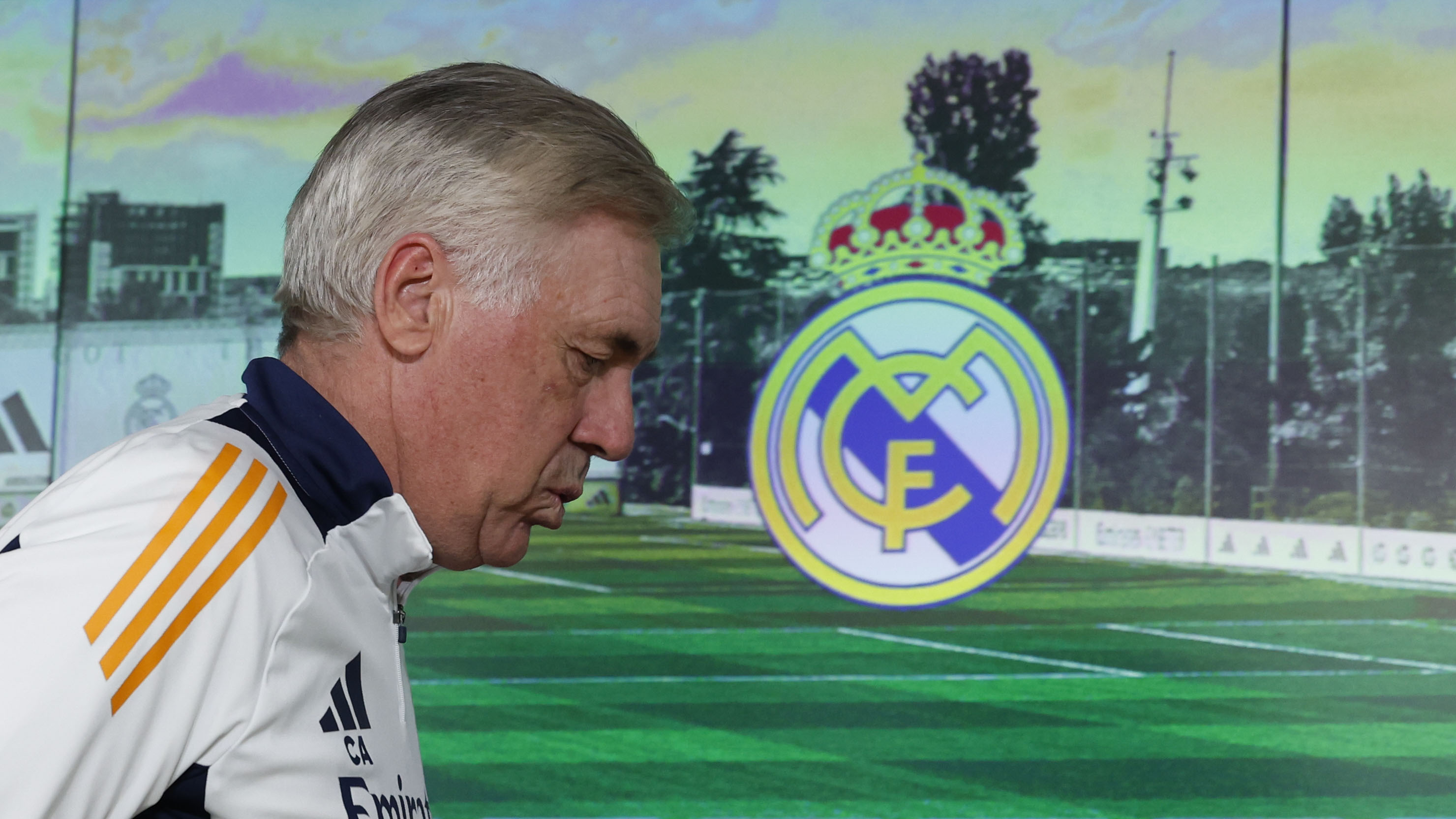 MADRID, 07/02/2025.- El entrenador del Real Madrid , Carlo Ancelotti durante la rueda de prensa posterior al entrenamiento del equipo en la ciudad deportiva en Valdebebas, este viernes, en preparacin del partido liguero contra el Atltico de Madrid, este sbado. EFE/ J.J. Guilln
