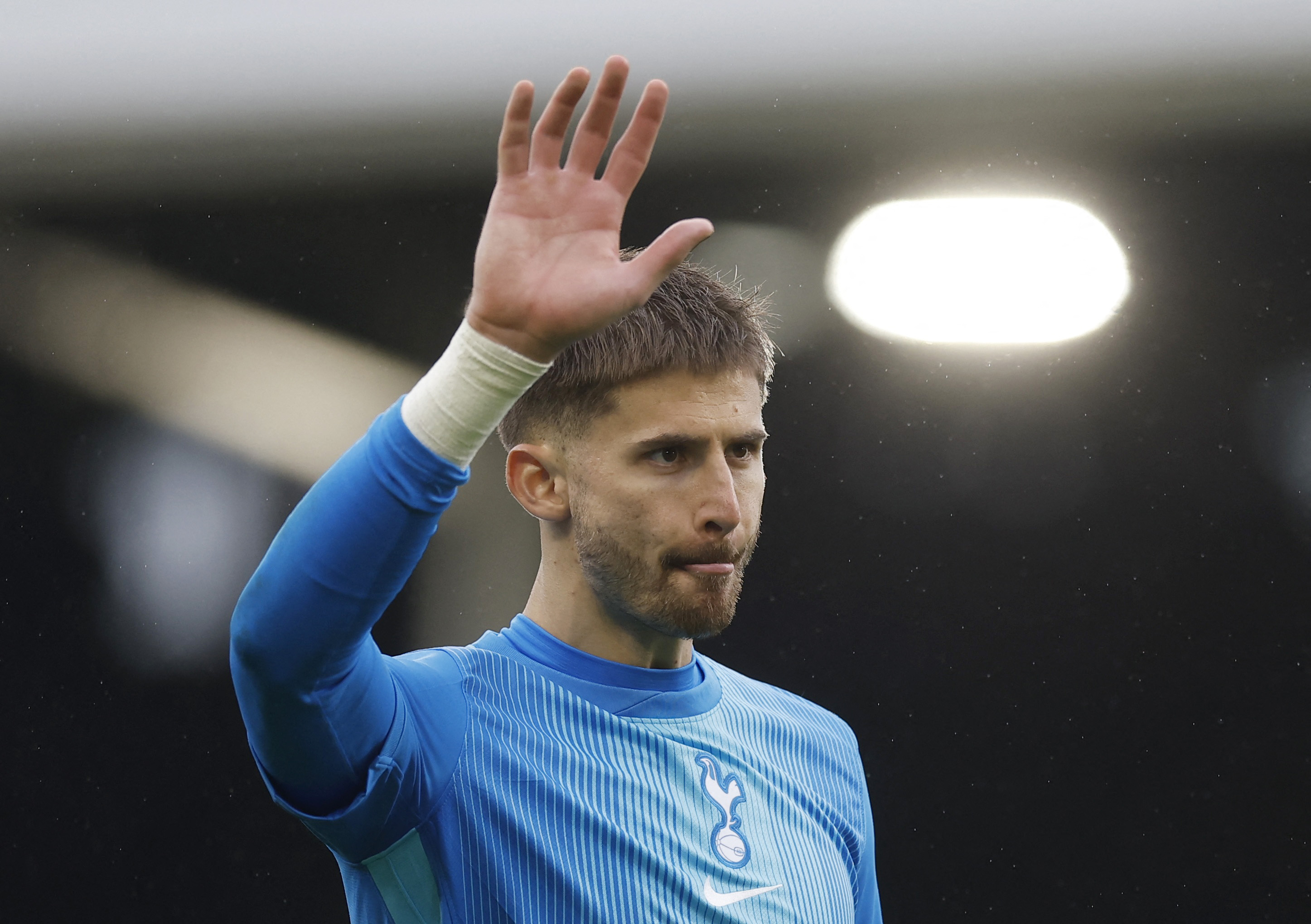 Soccer Football - Premier League - Fulham v Tottenham Hotspur - Craven Cottage, London, Britain - March 1, 2026 Tottenham Hotspur's Guglielmo Vicario gestures to fans at the end of the match Action Images via Reuters/Andrew Couldridge EDITORIAL USE ONLY. NO USE WITH UNAUTHORIZED AUDIO, VIDEO, DATA, FIXTURE LISTS, CLUB/LEAGUE LOGOS OR 'LIVE' SERVICES. ONLINE IN-MATCH USE LIMITED TO 120 IMAGES, NO VIDEO EMULATION. NO USE IN BETTING, GAMES OR SINGLE CLUB/LEAGUE/PLAYER PUBLICATIONS. PLEASE CONTACT YOUR ACCOUNT REPRESENTATIVE FOR FURTHER DETAILS..