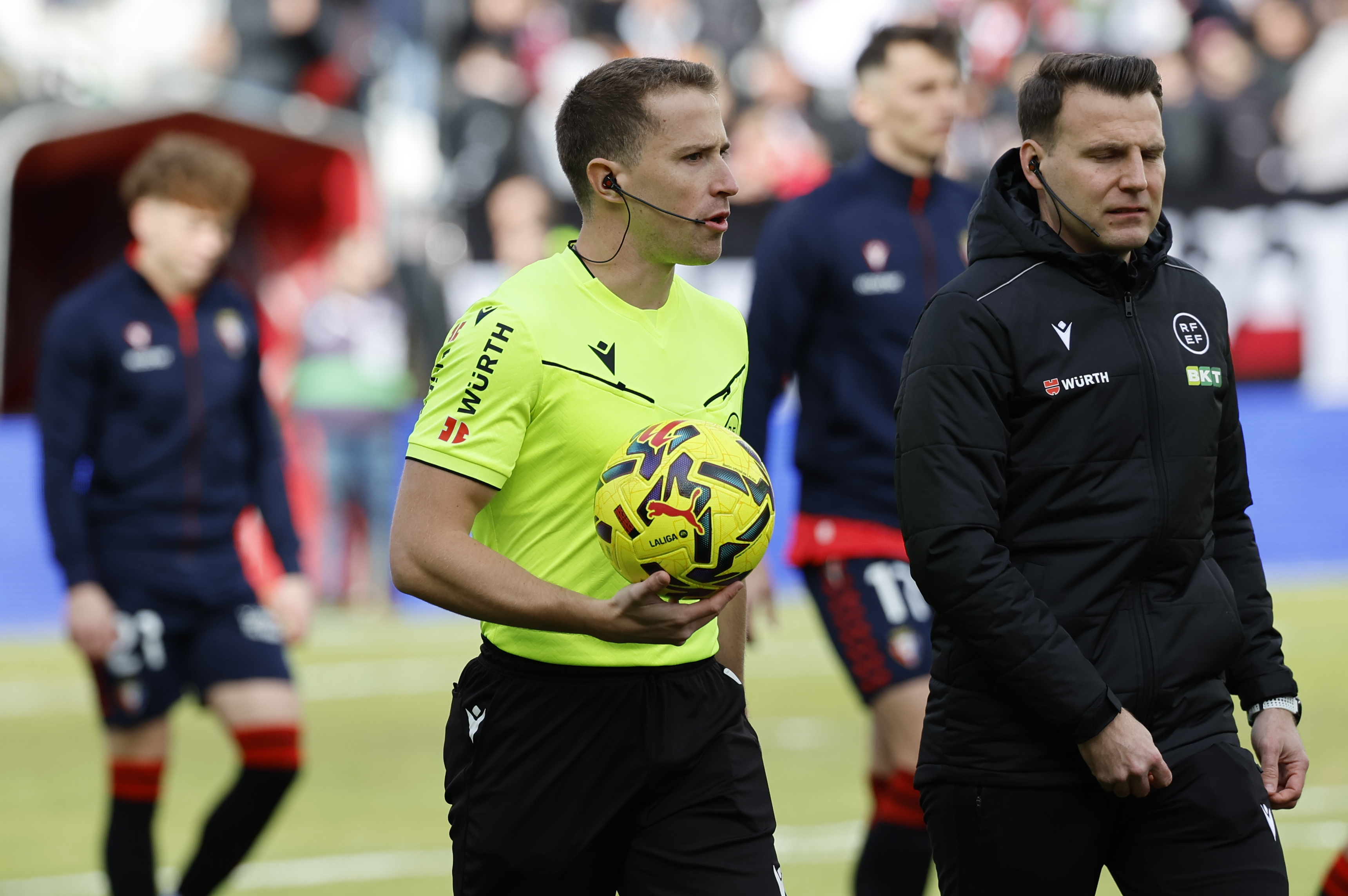 MADRID, 24/01/2026.- El árbitro Miguel Sesma Espinosa, a su salida al estadio de Vallecas antes del partido de Liga entre el Rayo Vallecano y Osasuna que se disputa este sábado. EFE/Mariscal
