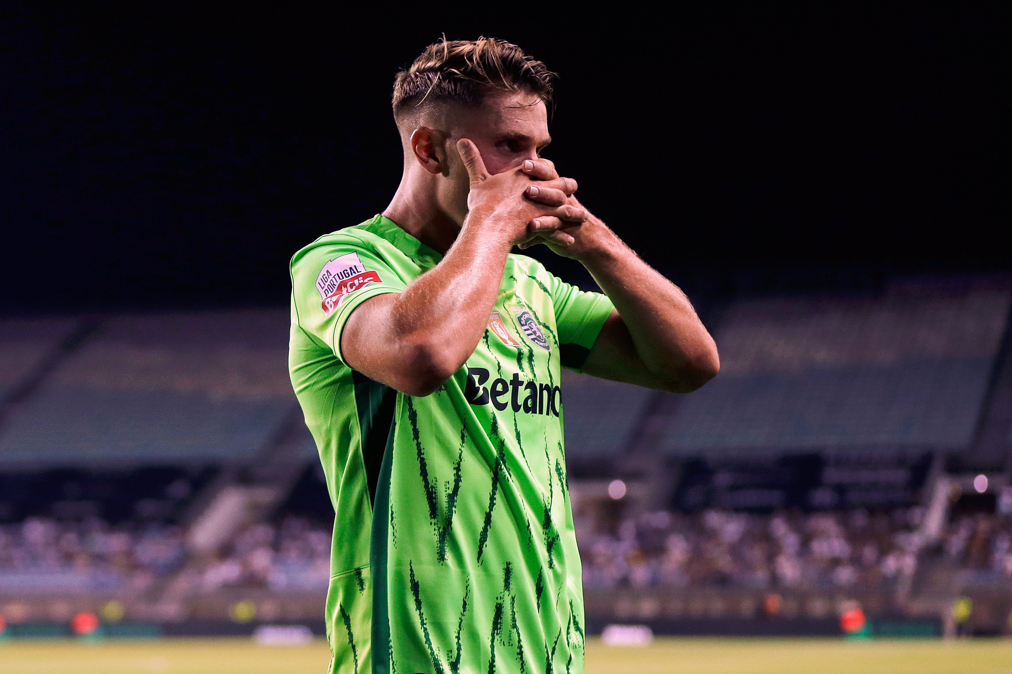 Faro (Portugal), 23/08/2024.- Sporting`s Viktor Gyokeres celebrates a goal during the Portuguese First League soccer match Farense vs Sporting held at Sao Luis Stadium in Faro, Portugal, 23 August 2024. EFE/EPA/LUIS BRANCA
