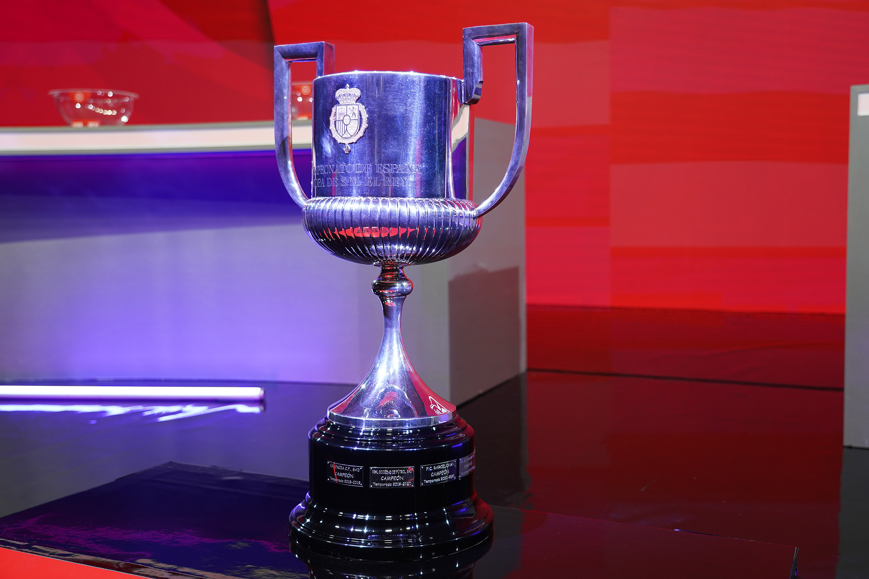 Trofeo de la Copa del Rey durante el sorteo.