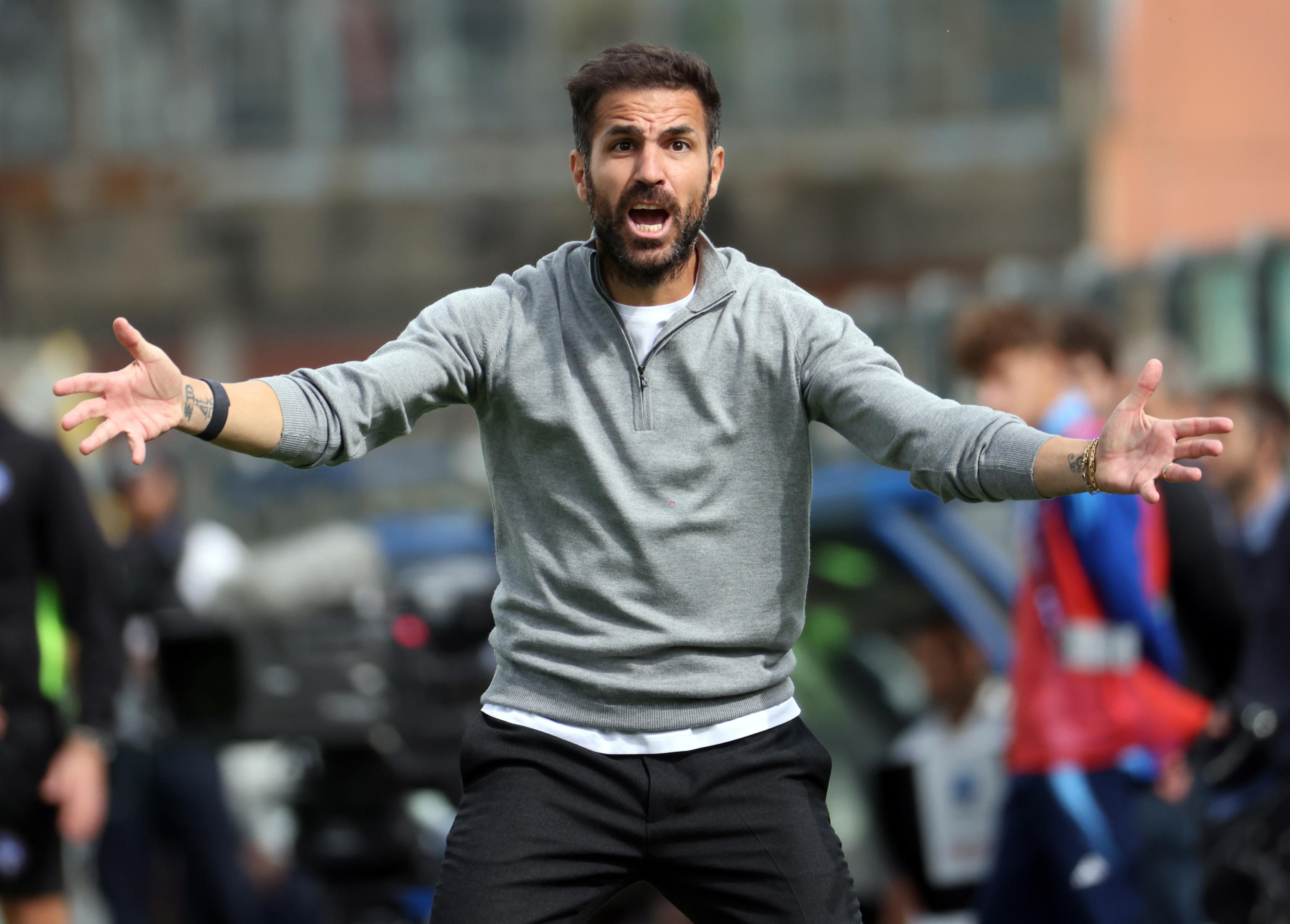 Como (Italy), 14/09/2024.- Como'Äôs head coach Cesc Fabregas gestures during the Italian Serie A soccer match between Como 1907 and Bologna, in Como, 14 September 2024. (Italia) EFE/EPA/MATTEO BAZZI
