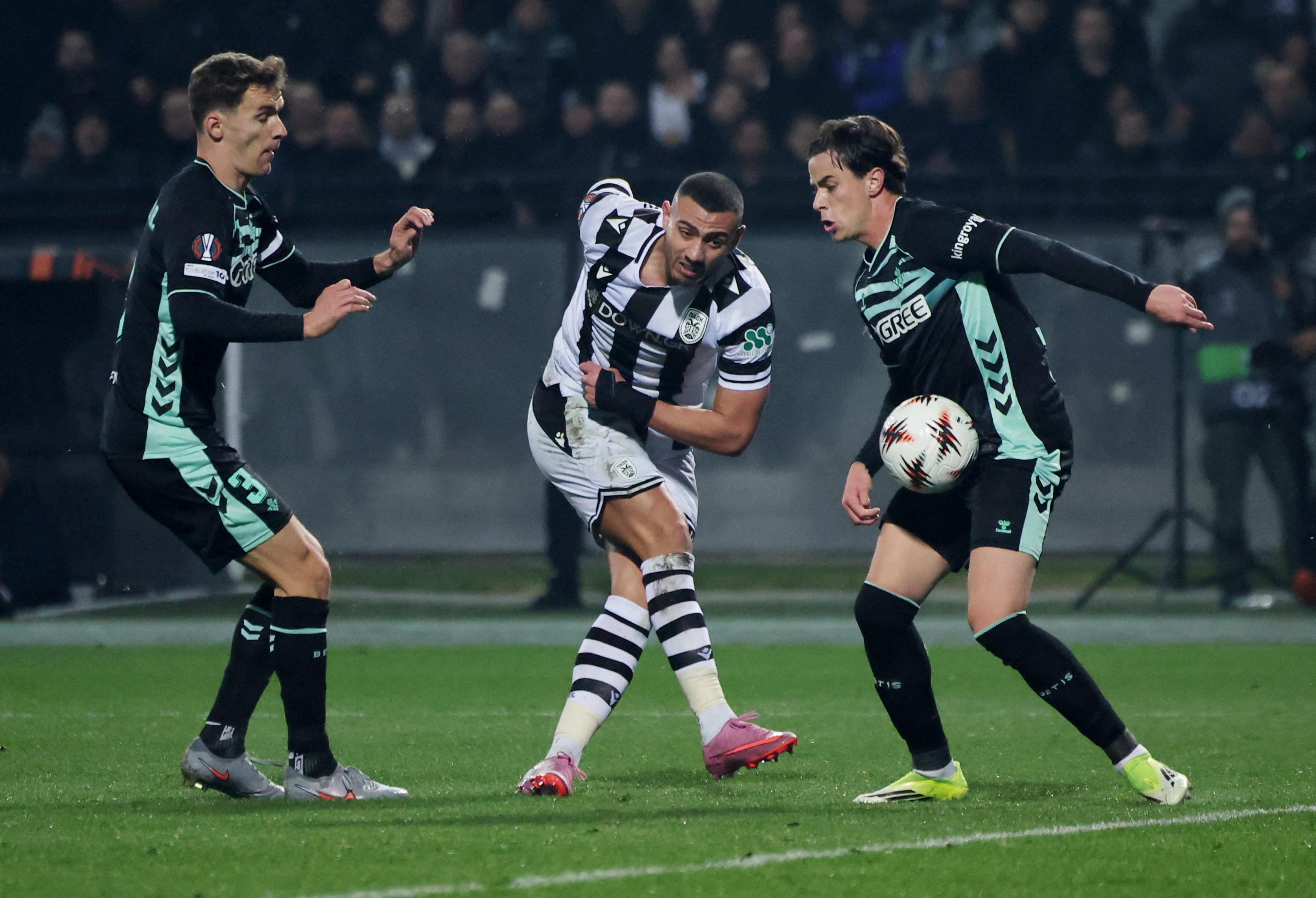 Soccer Football - UEFA Europa League - PAOK v Real Betis - Toumba Stadium, Thessaloniki, Greece - January 22, 2026 PAOK's Giorgos Giakoumakis in action with Real Betis' Diego Llorente and Valentin Gomez as he shoots at goal REUTERS/Alexandros Avramidis