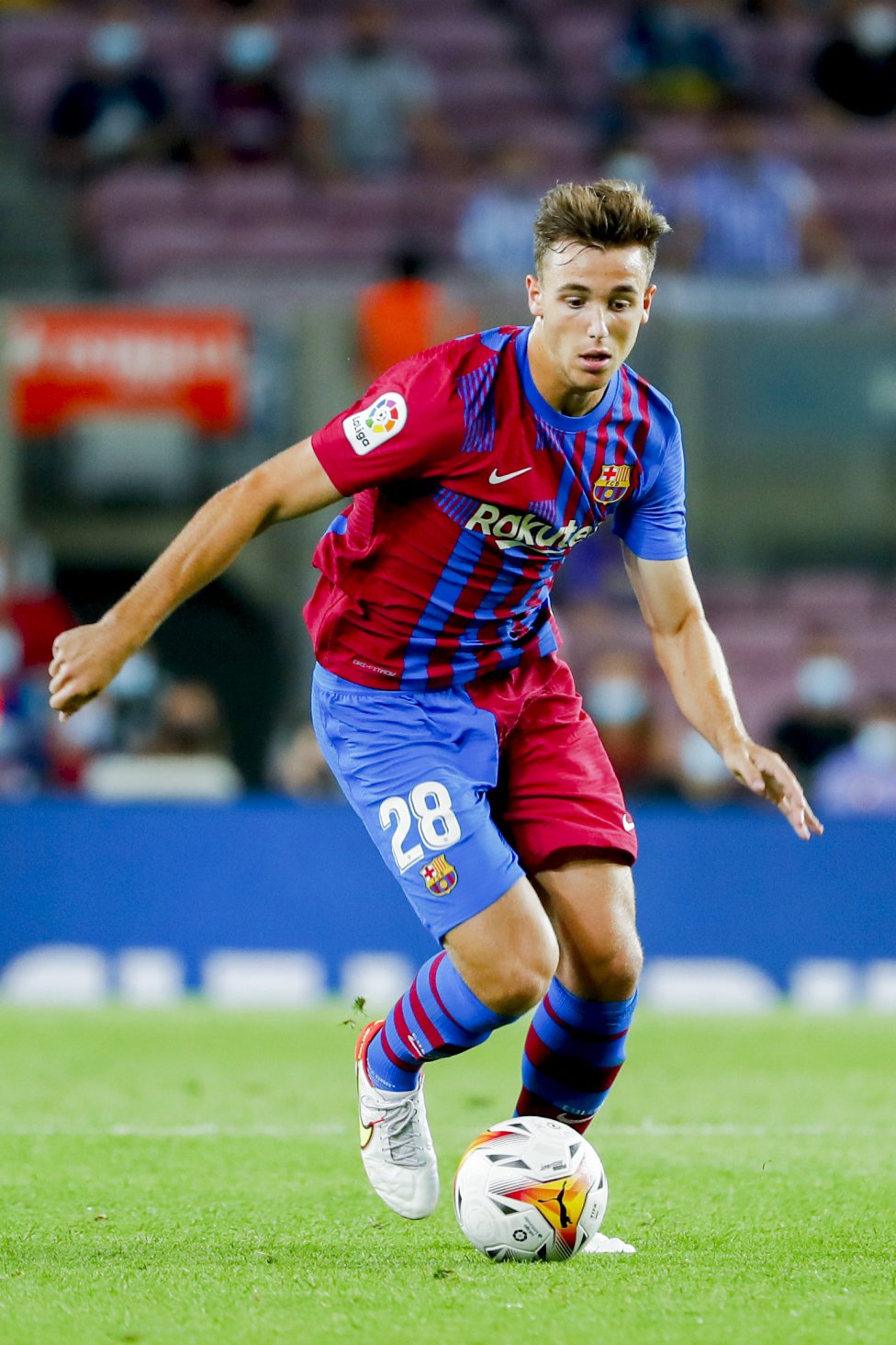 El hijo del mtico deportivista Fran Gonzlez debut este fin de semana con el Barcelona en su partido ante la Real. Entr sustituyendo a Busquets para cubrir su puesto, lugar natural del coru?s, que, con casi 1,90 metros de altura, es el tipo de jugador que ms se parece al 5 barcelonista. Nico ser de gran utilidad a Koeman en una temporada repleta de partidos con una plantilla tan corta como la que tiene este a?o el Bar?a. El futbolista se form durante unos a?os en la cantera del Manchester City. 