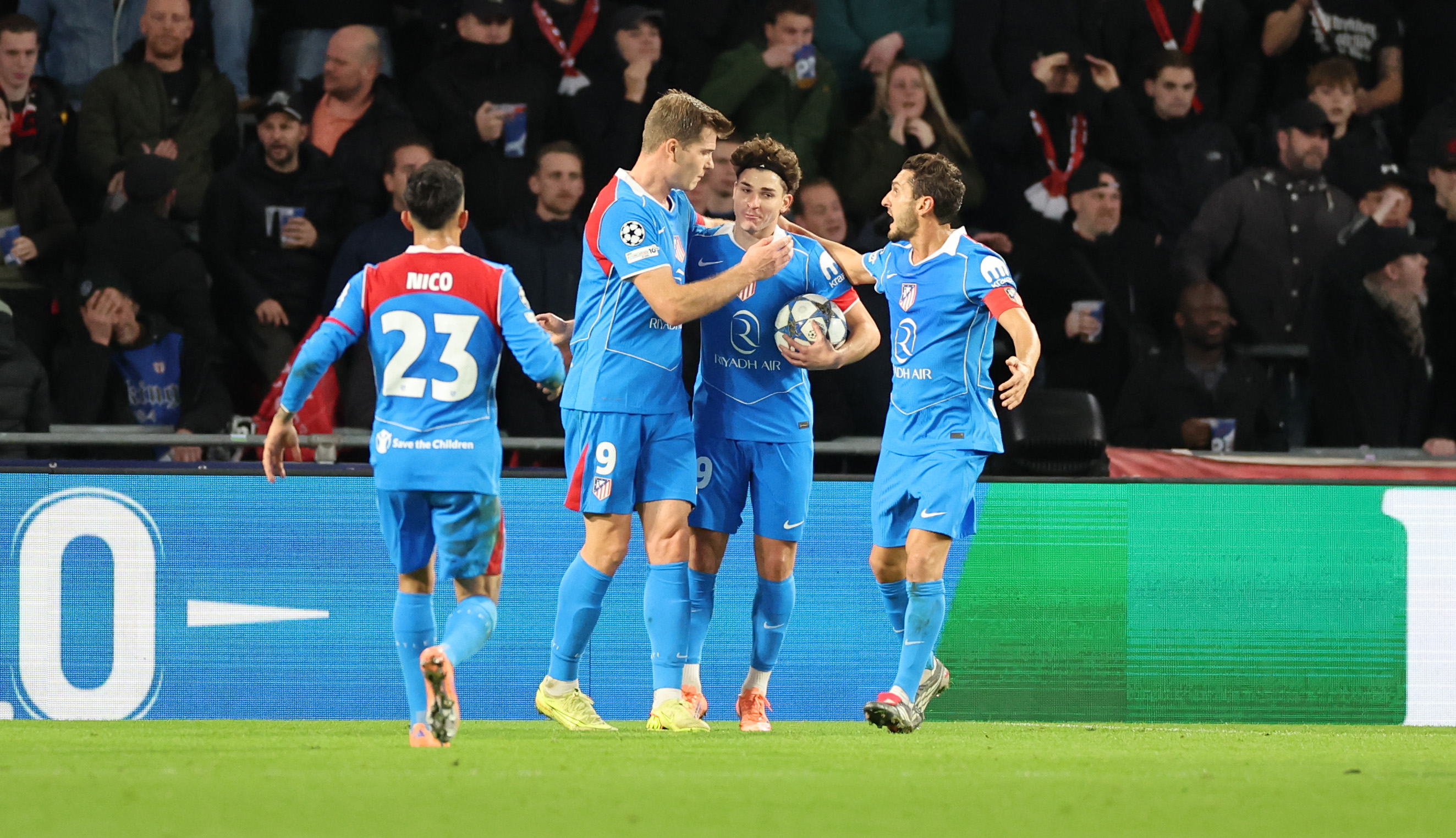 Los jugadores del Atleti celebran un gol.