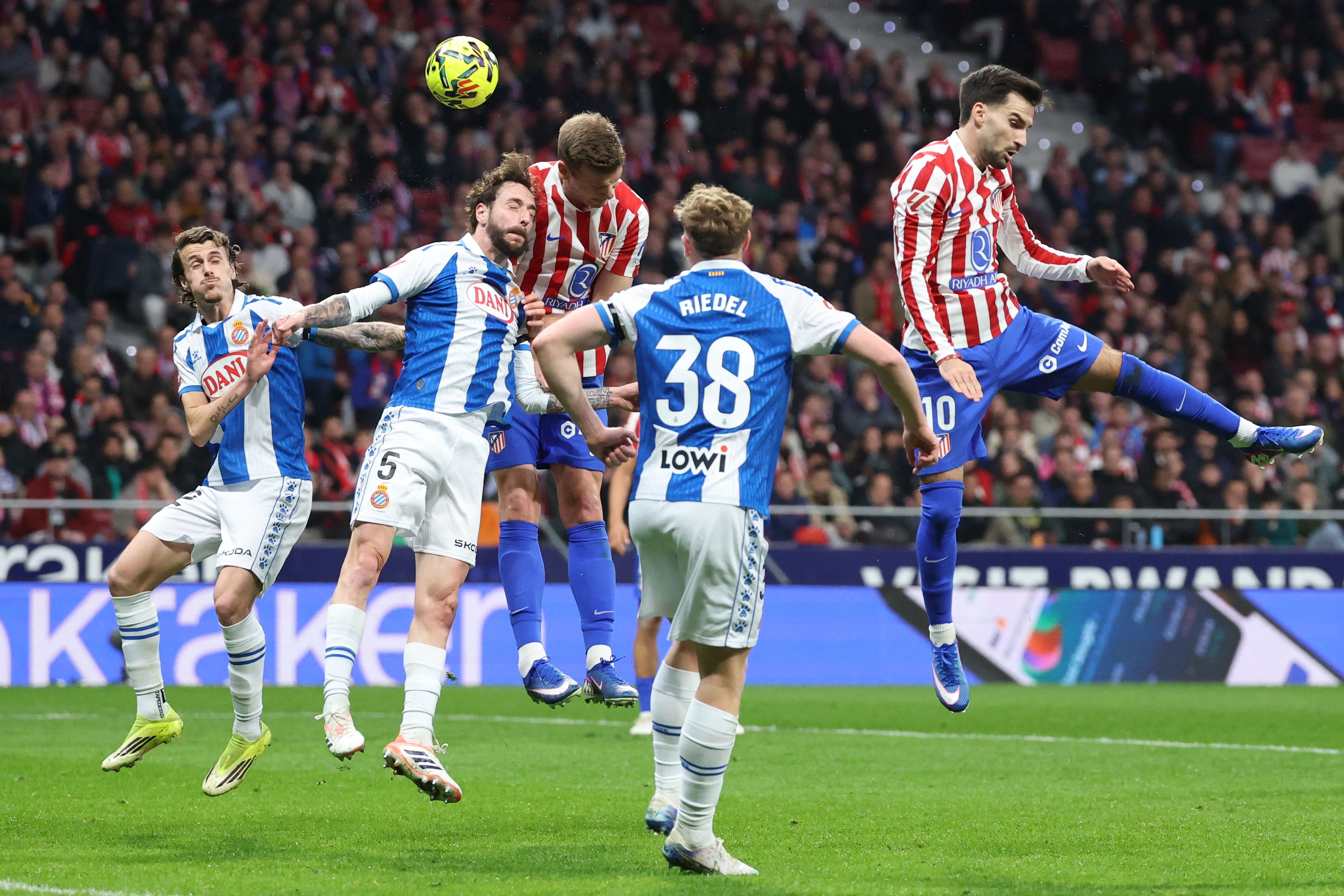 Espanyol's Spanish defender #05 Fernando Calero (2L) and Atletico Madrid's Norwegian forward #09 Alexander Sorloth vie for a header during the Spanish league football match between Club Atletico de Madrid and RCD Espanyol at Metropolitano Stadium in Madrid on February 21, 2026. (Photo by Pierre-Philippe MARCOU / AFP)