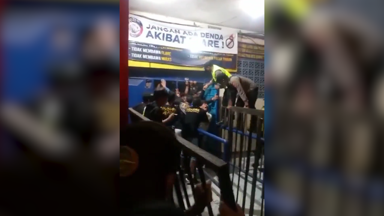 El intento de huida de los aficionados por la estrecha salida del estadio en Indonesia