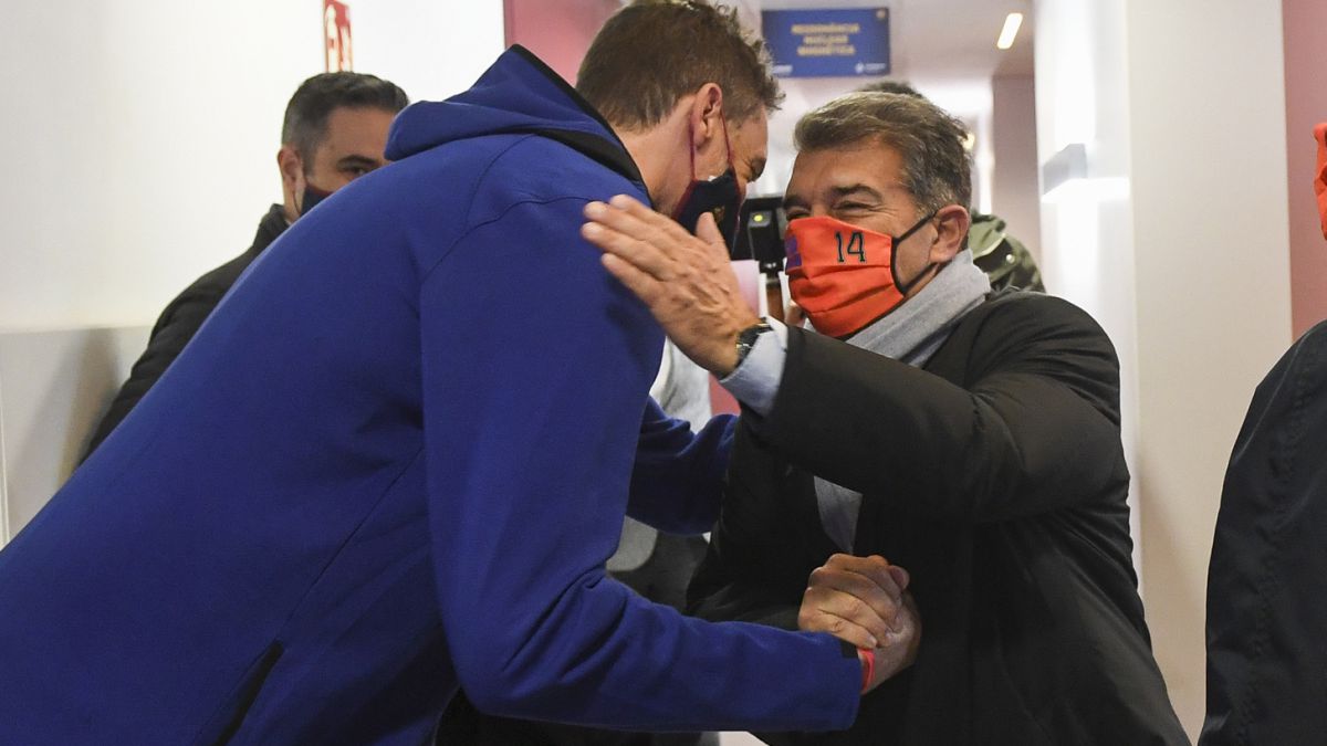 08/03/21 BARCELONA VISITA DE JOAN LAPORTA TRAS LAS ELECCIONES A LA PLANTILLA DE BALONCESTO PAU GASOL FOTO:PACO LARGO/FC BARCELONA
