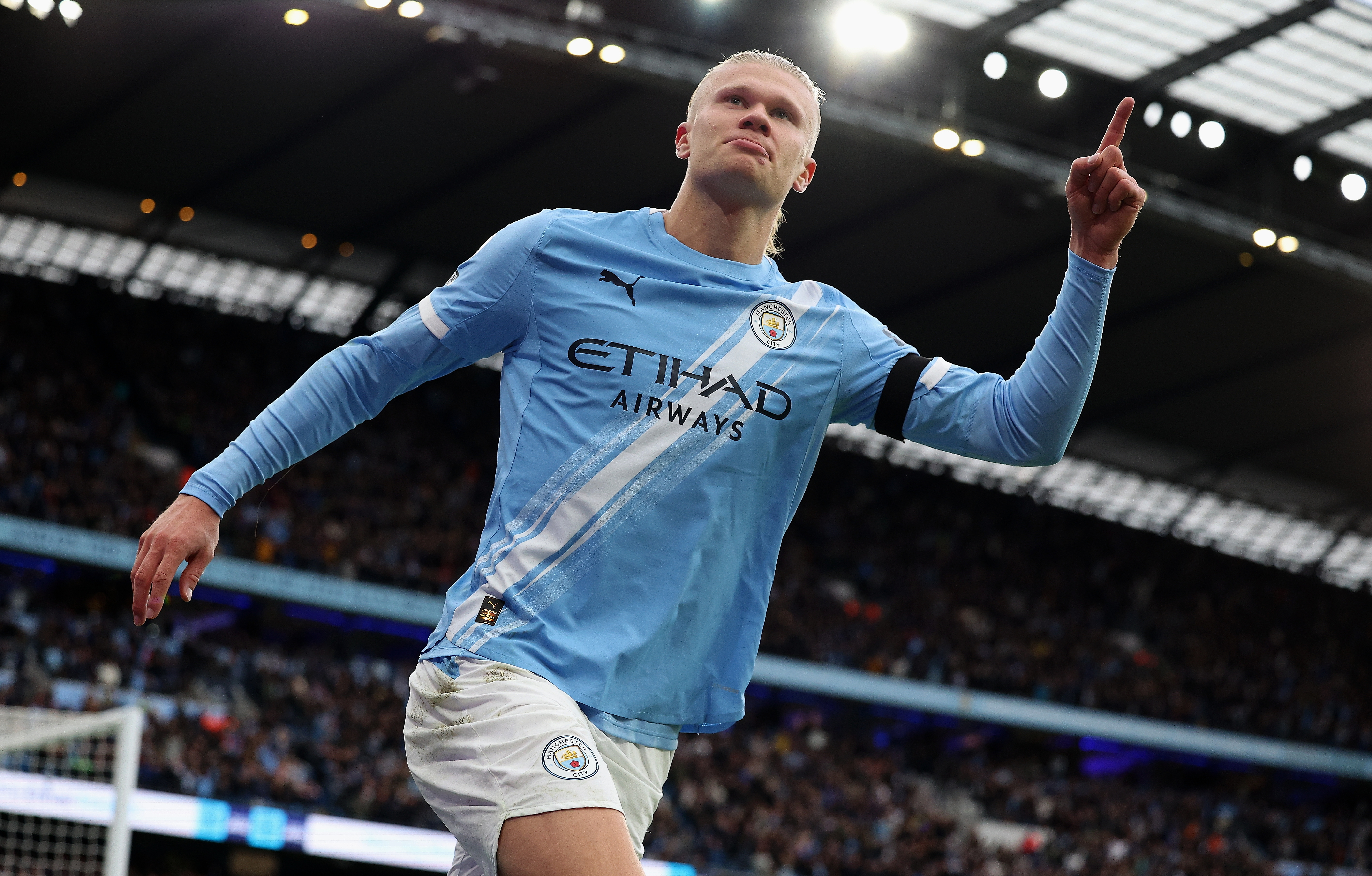 MANCHESTER (United Kingdom), 14/09/2025.- Manchester City's Erling Haaland celebrates after scoring the 2-0 goal during the English Premier League soccer match between Manchester City and Manchester United, in Manchester, Britain, 14 September 2025. (Reino Unido) EFE/EPA/ADAM VAUGHAN EDITORIAL USE ONLY. No use with unauthorized audio, video, data, fixture lists, club/league logos, 'live' services or NFTs. Online in-match use limited to 120 images, no video emulation. No use in betting, games or single club/league/player publications.
