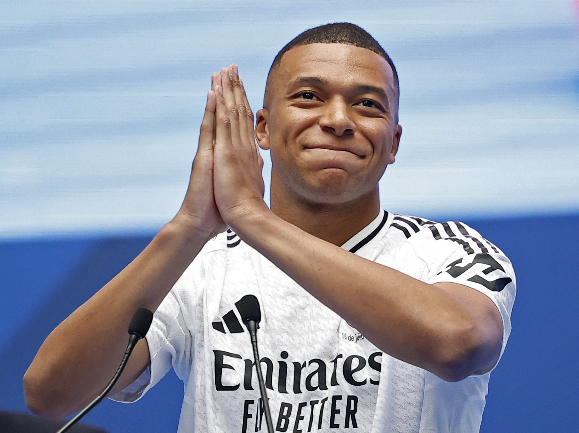 Soccer Football - Real Madrid unveil Kylian Mbappe - Santiago Bernabeu, Madrid, Spain - July 16, 2024 New Real Madrid signing Kylian Mbappe acknowledges the crowd during the presentation REUTERS/Juan Medina