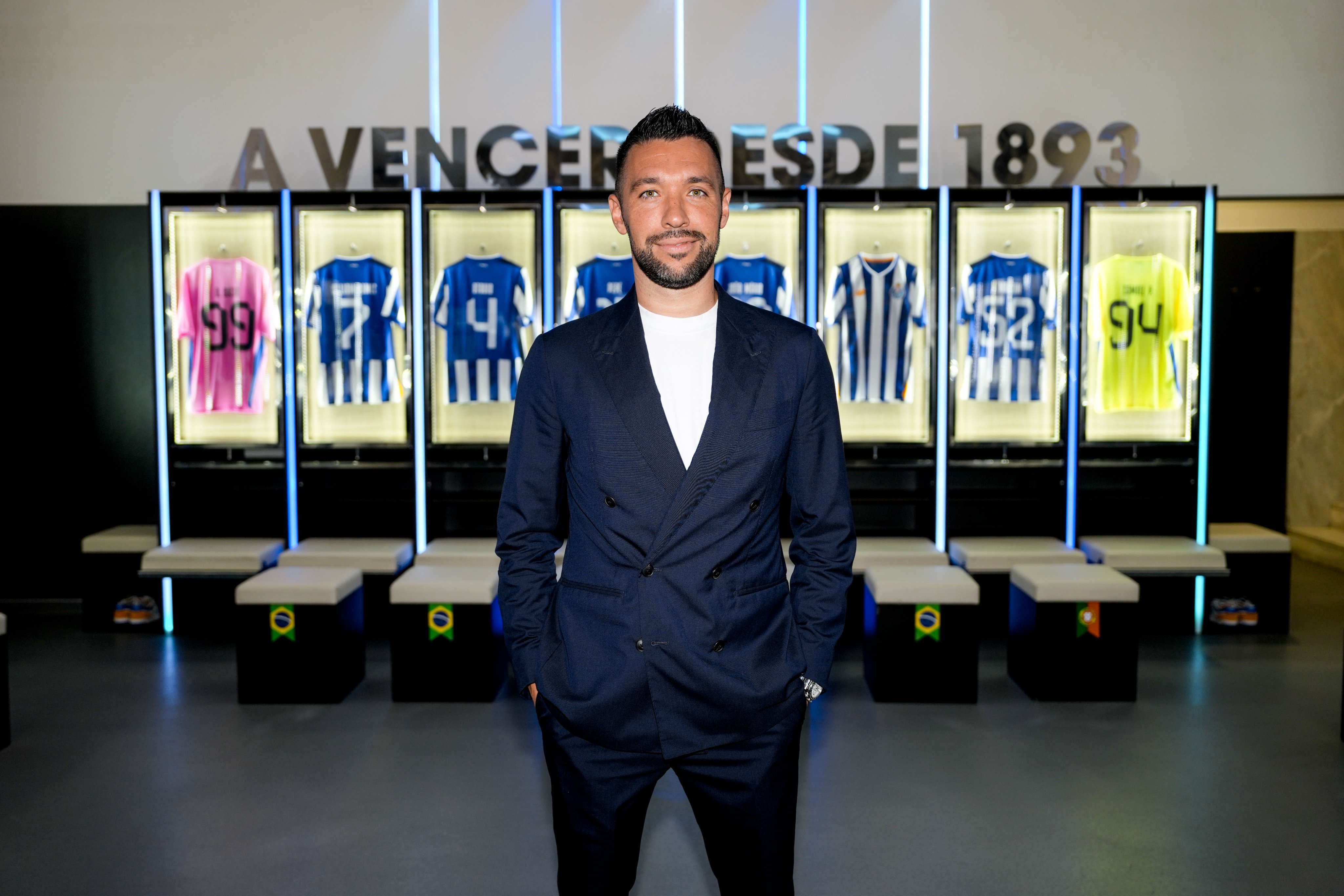 Francesco Farioli, nuevo entrenador del Oporto, posa en el vestuario del primer equipo.