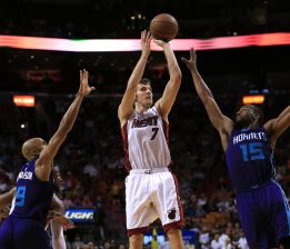 Goran Dragic (28) abusa de los Charlotte Hornets de Jordan