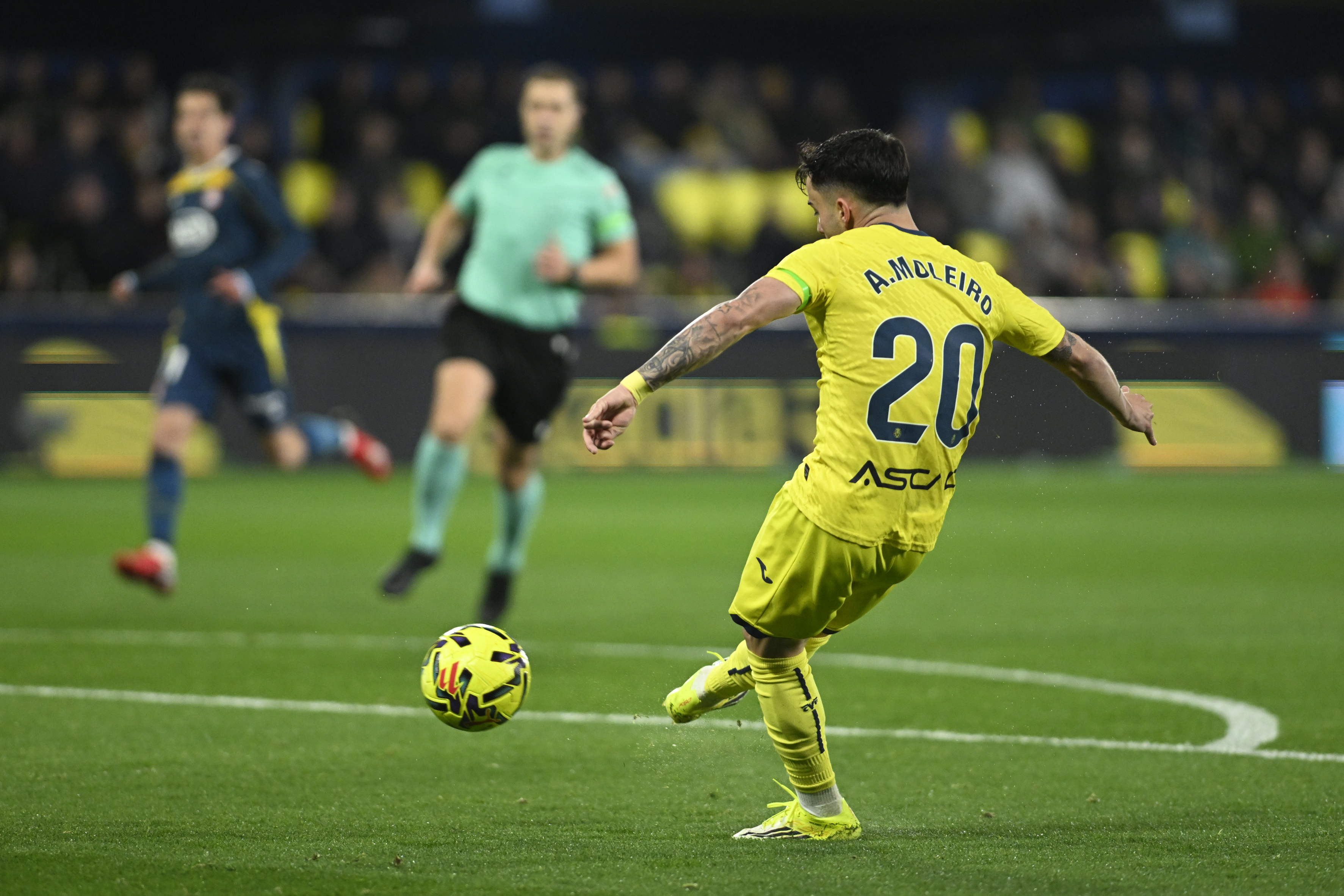 VILLARREAL (CASTELLÓN), 09/02/2026.- El centrocampista del Villarreal Alberto Moleiro dispara a puerta para marcar su gol, cuarto del equipo, durante el partido de la jornada 23 de LaLiga que Villarreal CF y RCD Espanyol disputan este lunes en el estadio de La Cerámica. EFE/Andreu Esteban