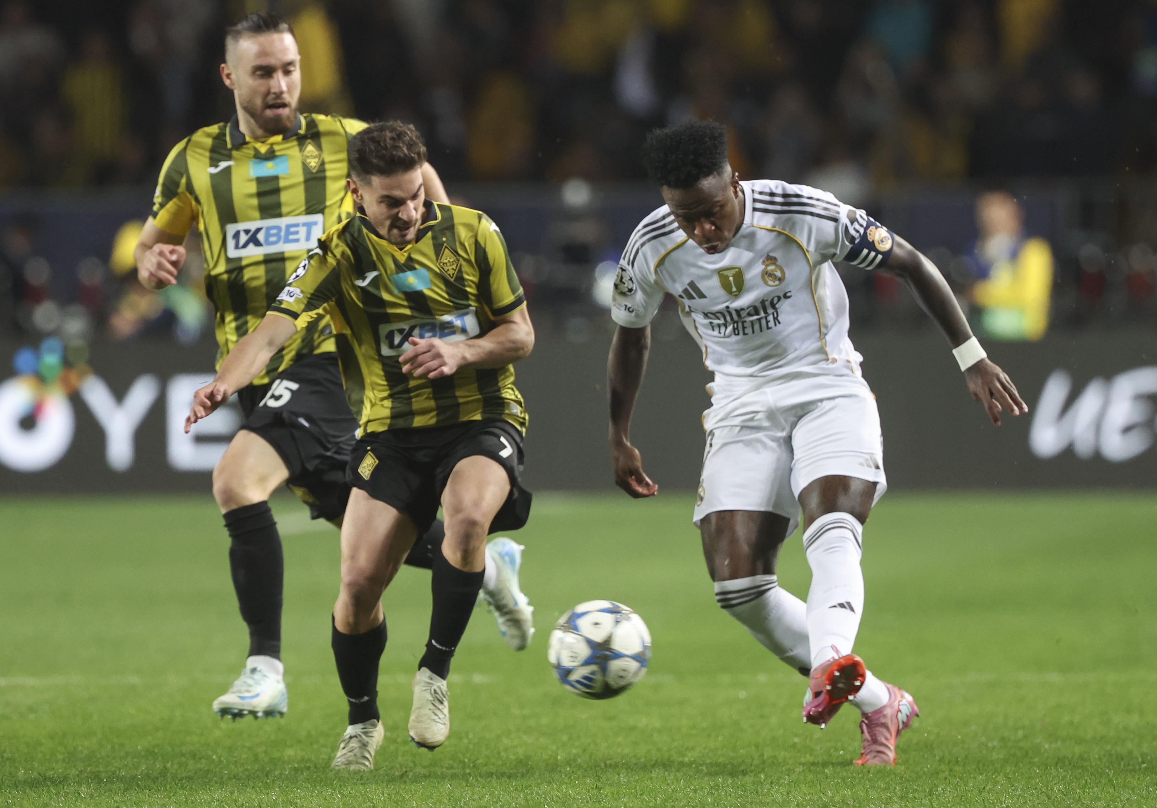 ALMATY (Kazakhstan), 30/09/2025.- Ofri Arad (L) and Jorginho (C) of Kairat Almaty in action against Vinicius Junior of Real Madrid during the UEFA Champions League soccer match between Kairat Almaty and Real Madrid, in Almaty, Kazakhstan, 30 September 2025. (Liga de Campeones, Kazajstán) EFE/EPA/MAXIM SHIPENKOV
